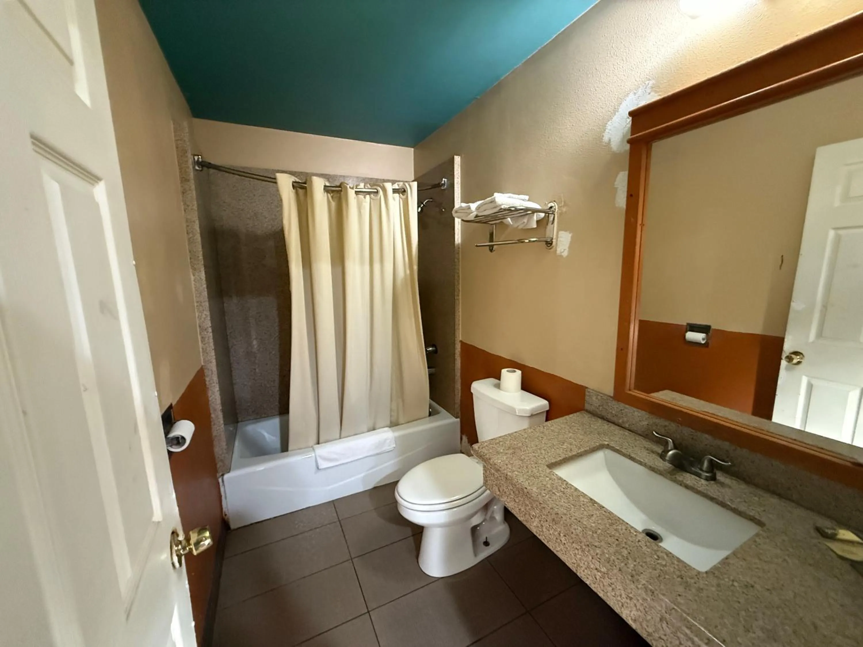 Bathroom in Rocky Inn Motel Long Beach, CA