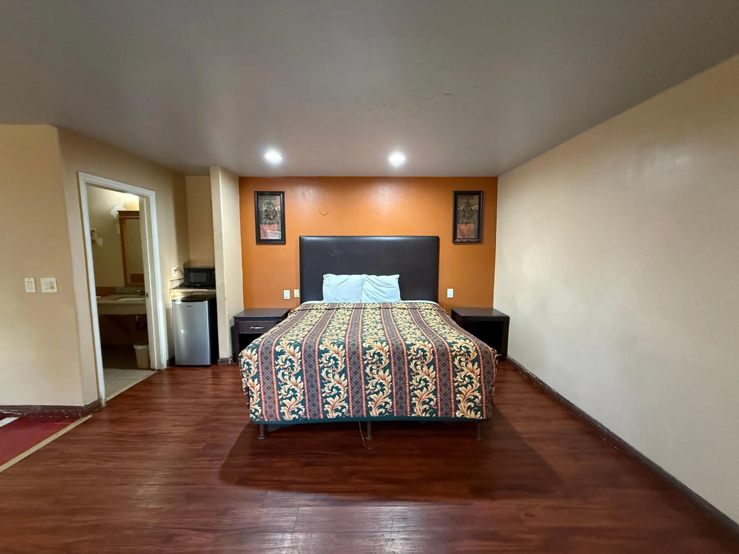 Bed in Rocky Inn Motel Long Beach, CA