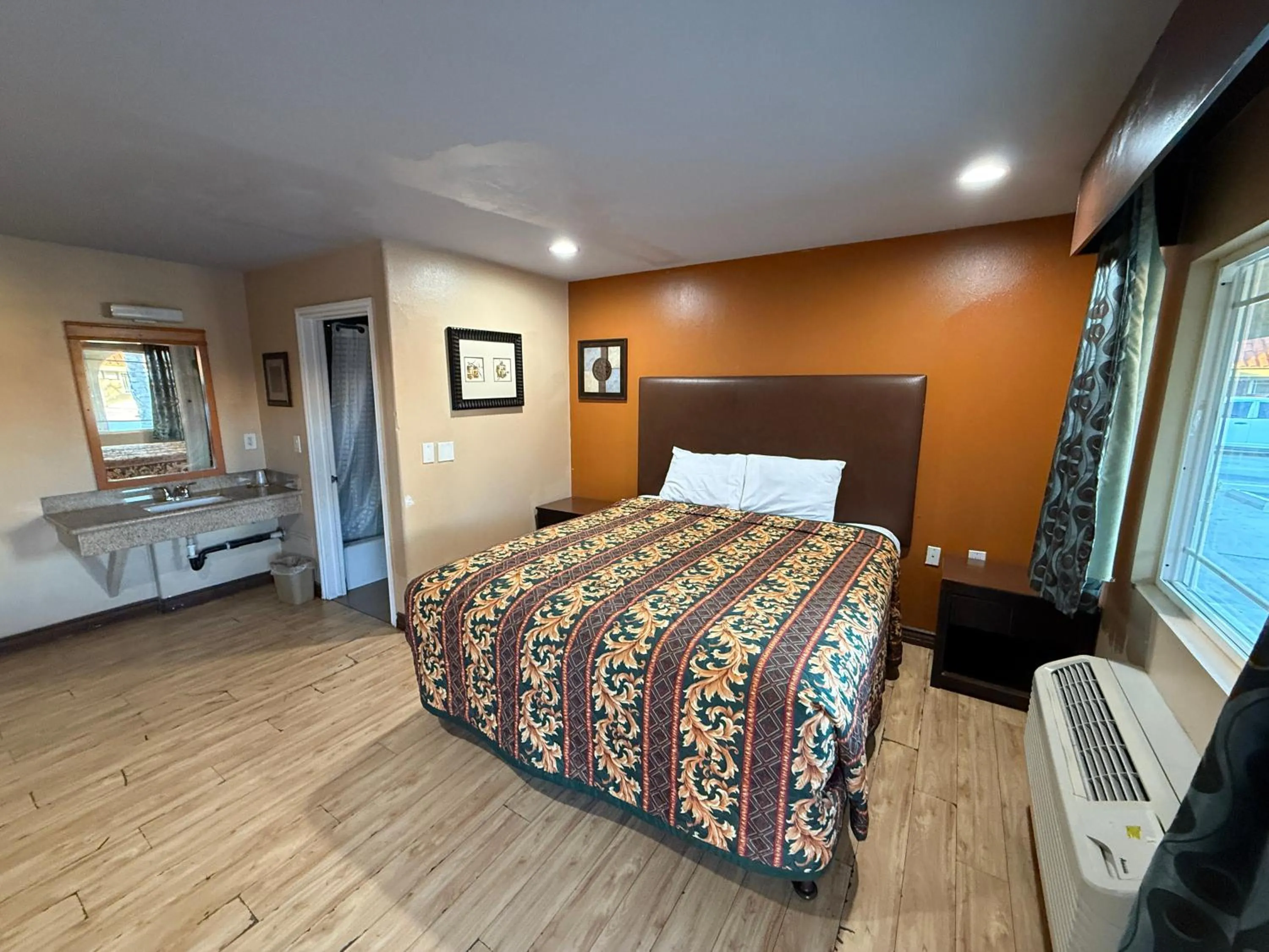 Bedroom, Bed in Rocky Inn Motel Long Beach, CA