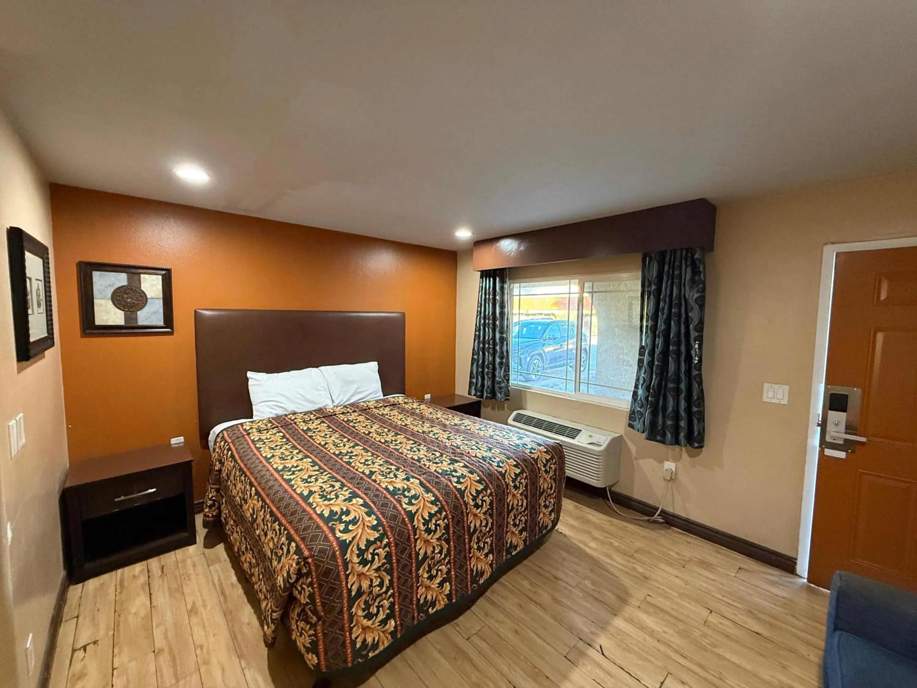 Bedroom, Bed in Rocky Inn Motel Long Beach, CA