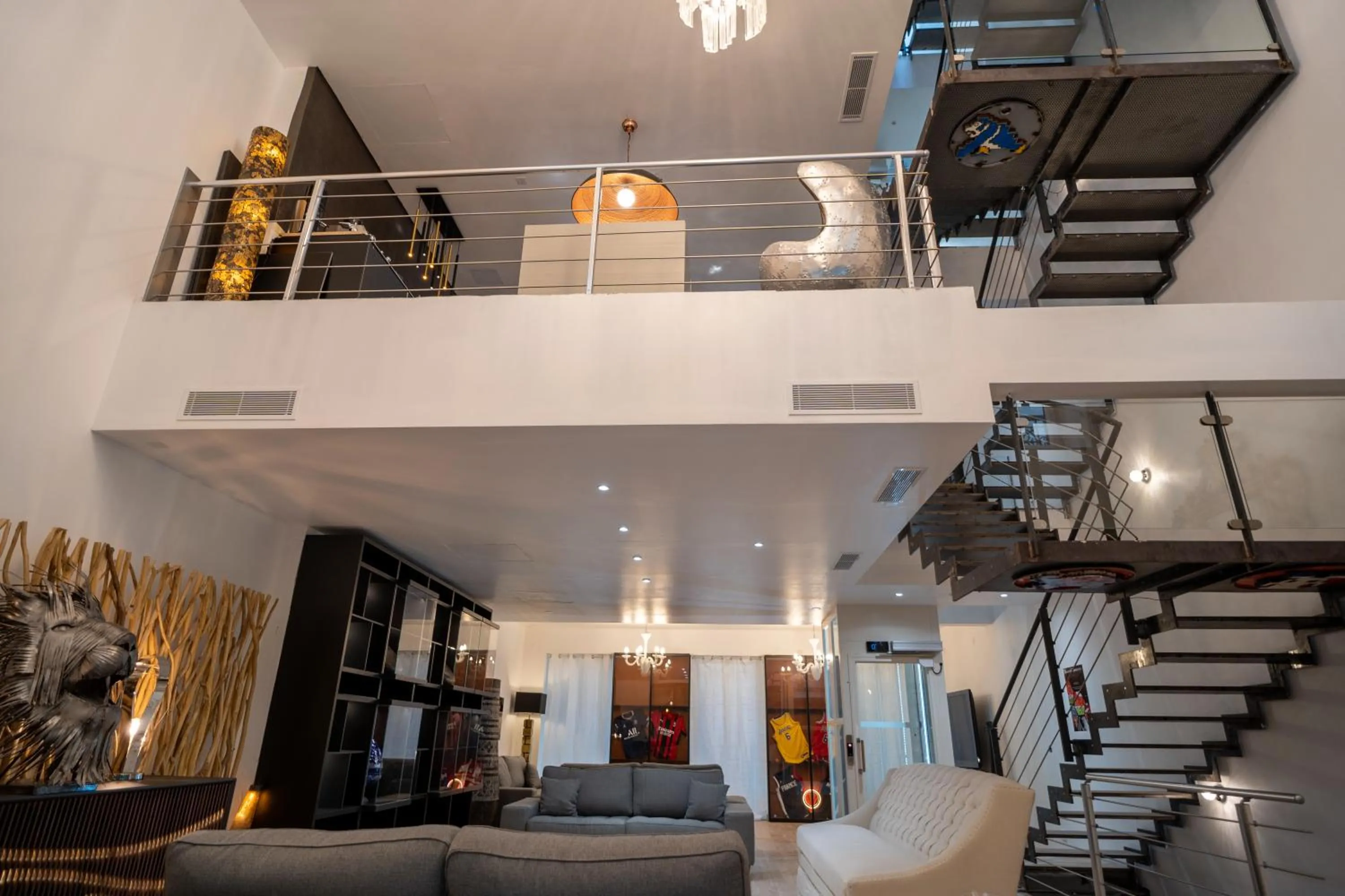 Venue C - Luxurious & Spacious - Mansion - Elevator - Patio