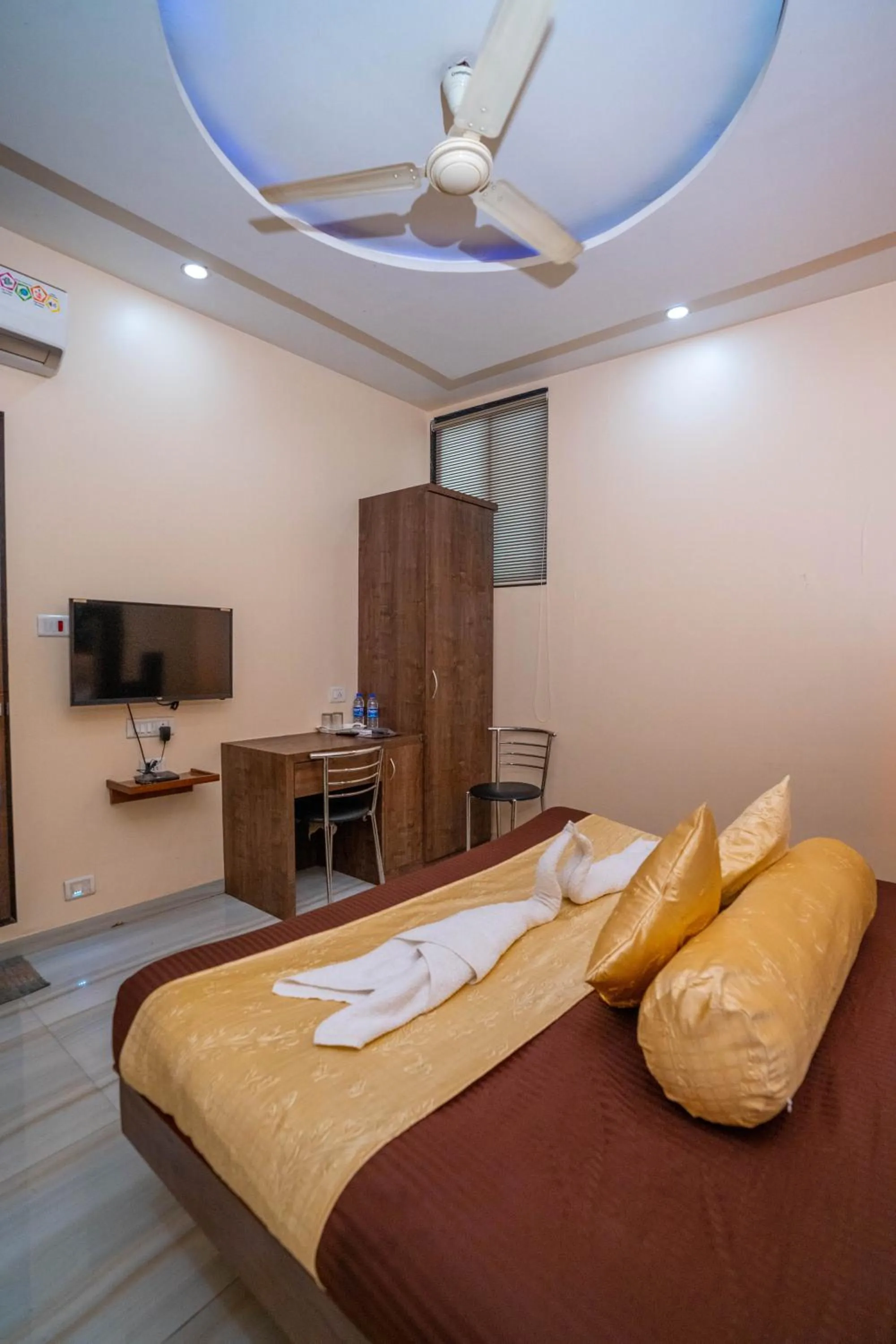 Communal lounge/ TV room, Bed in Hotel Royce Executive Near US Consulate, Bandra Kurla Complex