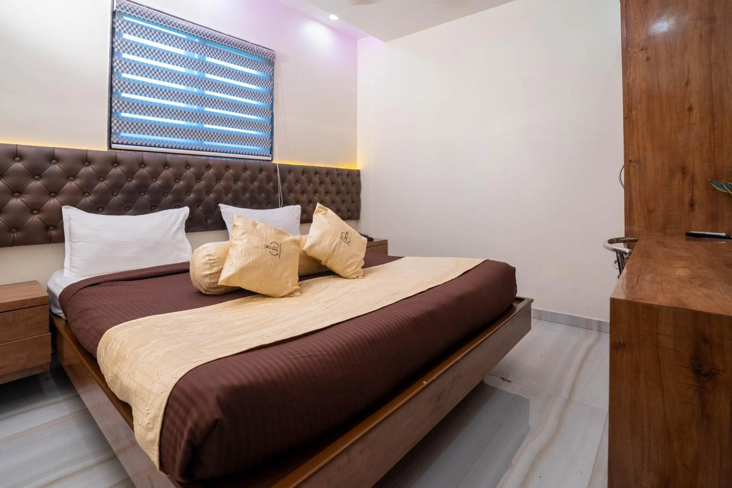 Photo of the whole room, Bed in Hotel Royce Executive Near US Consulate, Bandra Kurla Complex