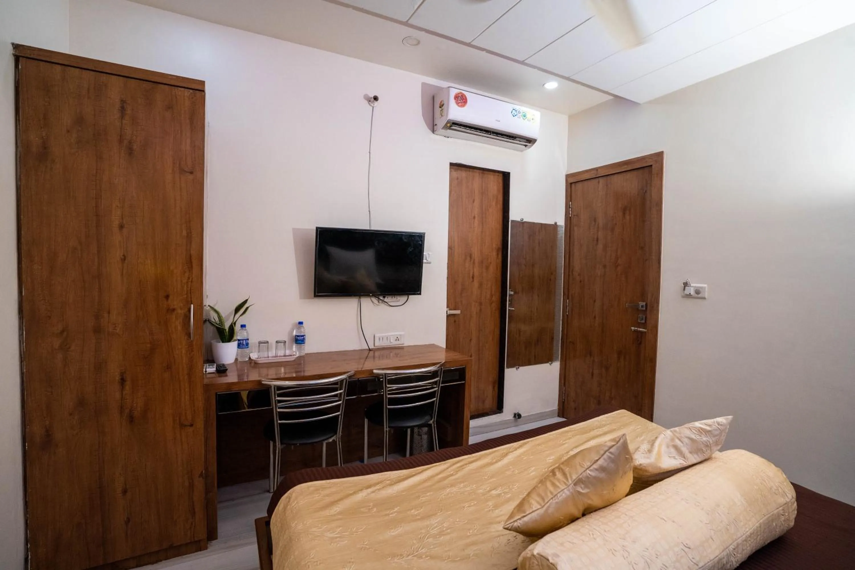 TV and multimedia, Bed in Hotel Royce Executive Near US Consulate, Bandra Kurla Complex