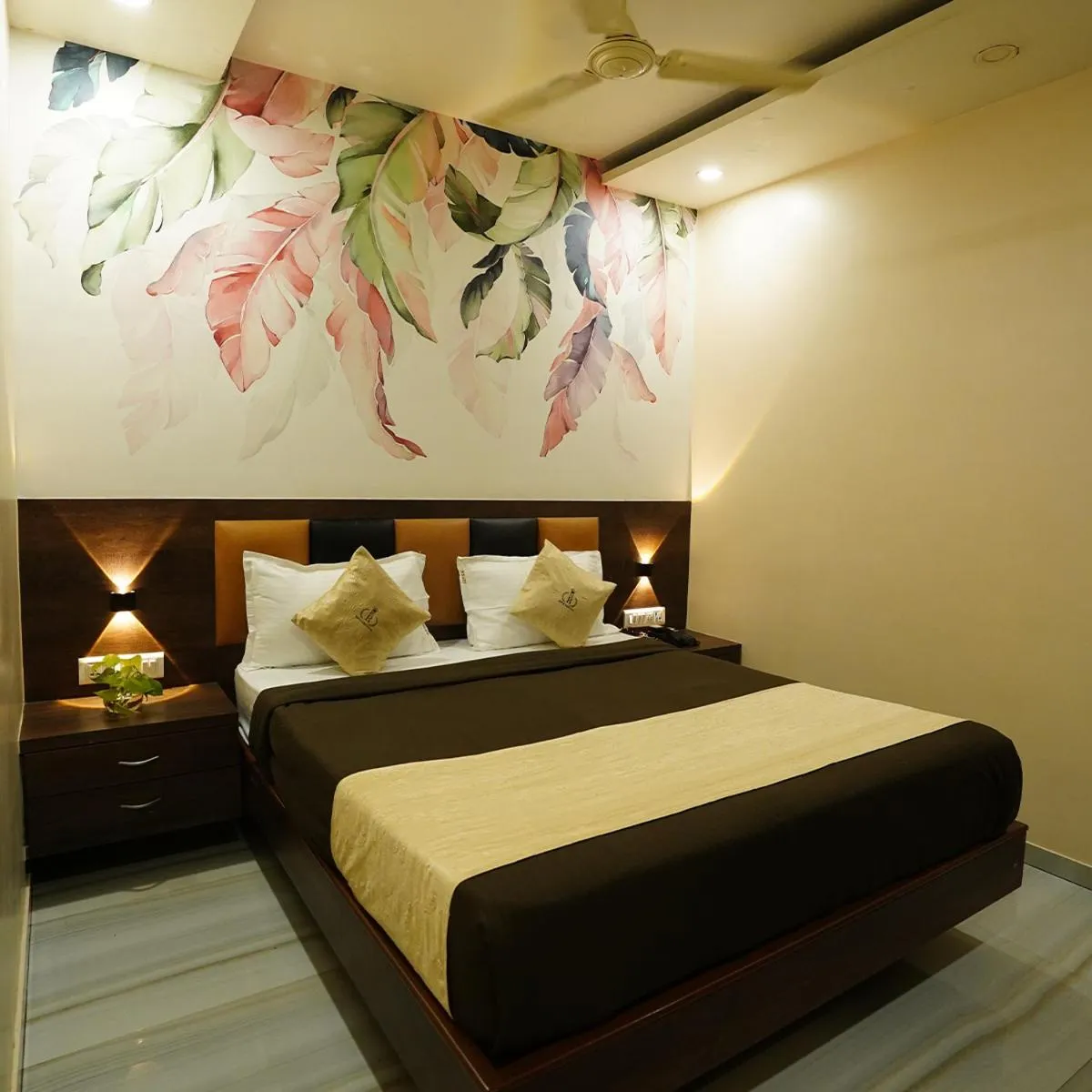 Photo of the whole room, Bed in Hotel Royce Executive Near US Consulate, Bandra Kurla Complex