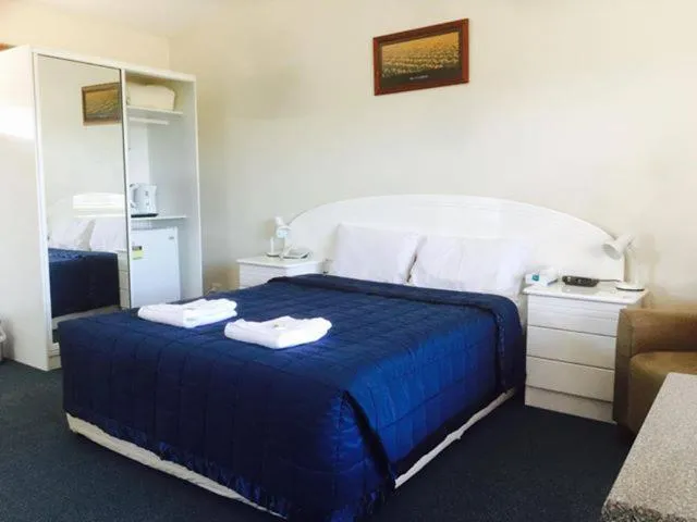 Bed in Springsure Overlander Motel