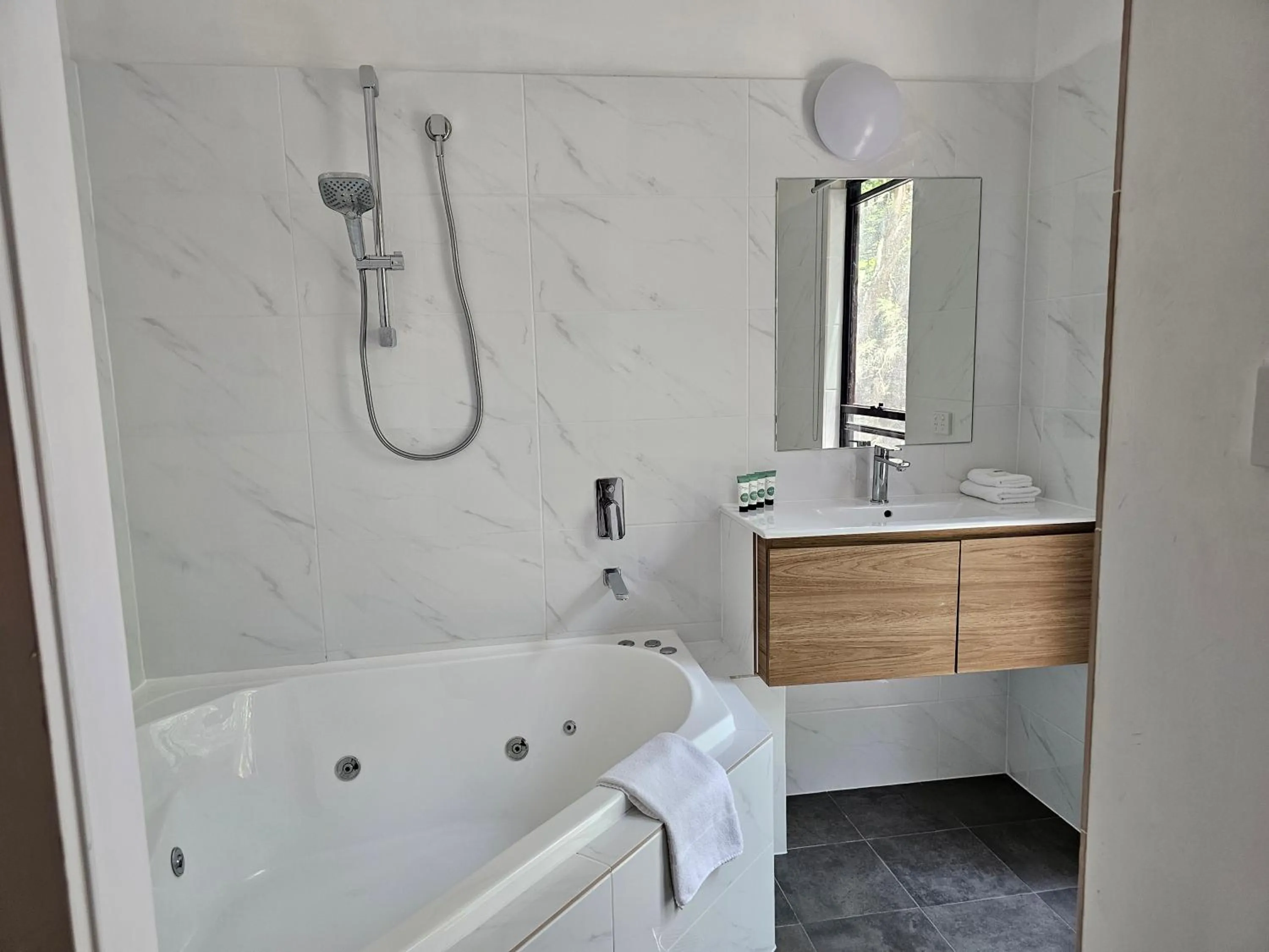 Bathroom in Wanderers Retreat