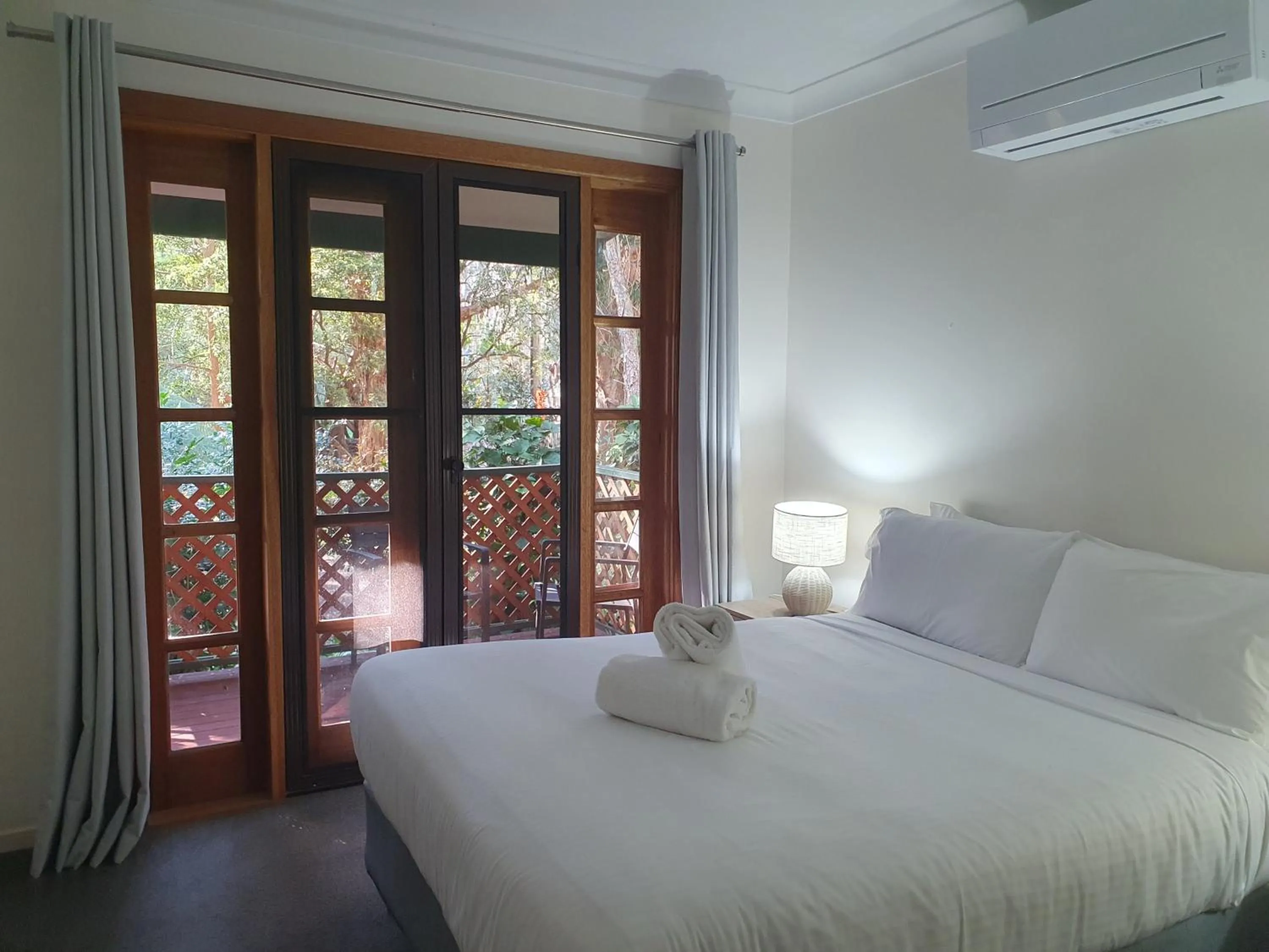 Bedroom, Bed in Wanderers Retreat