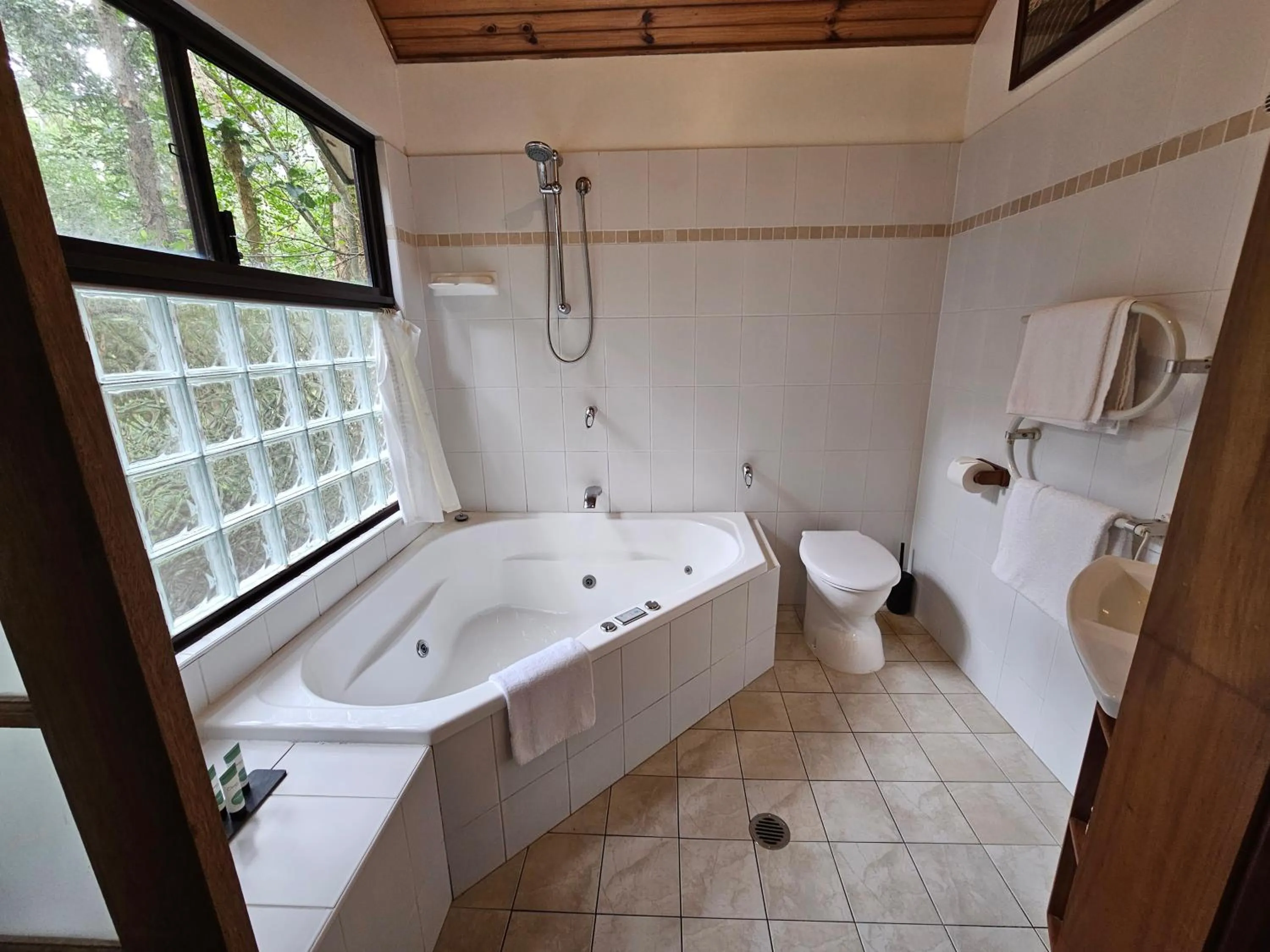 Bathroom in Wanderers Retreat