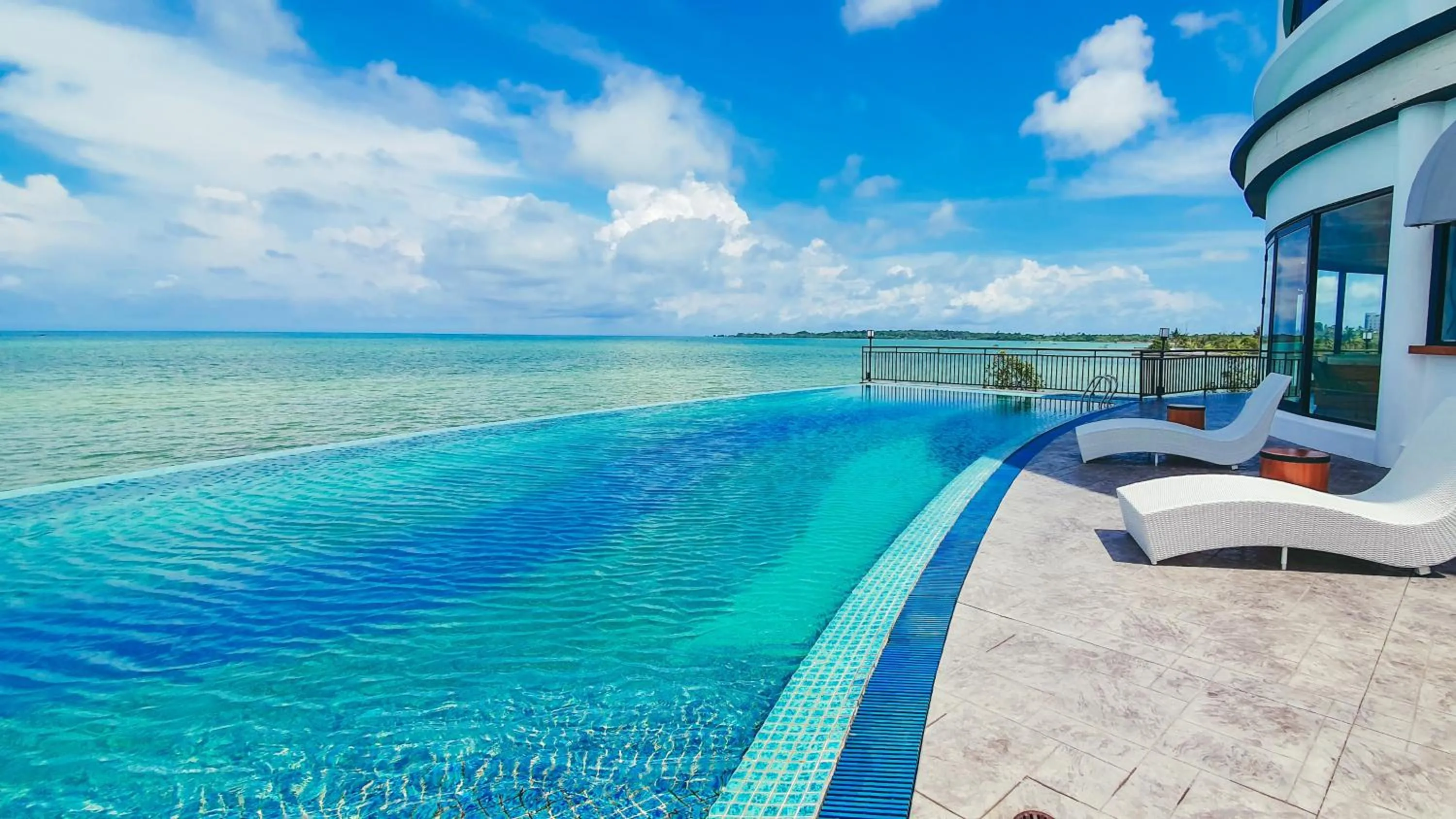 Swimming pool in BW Suite Belitung
