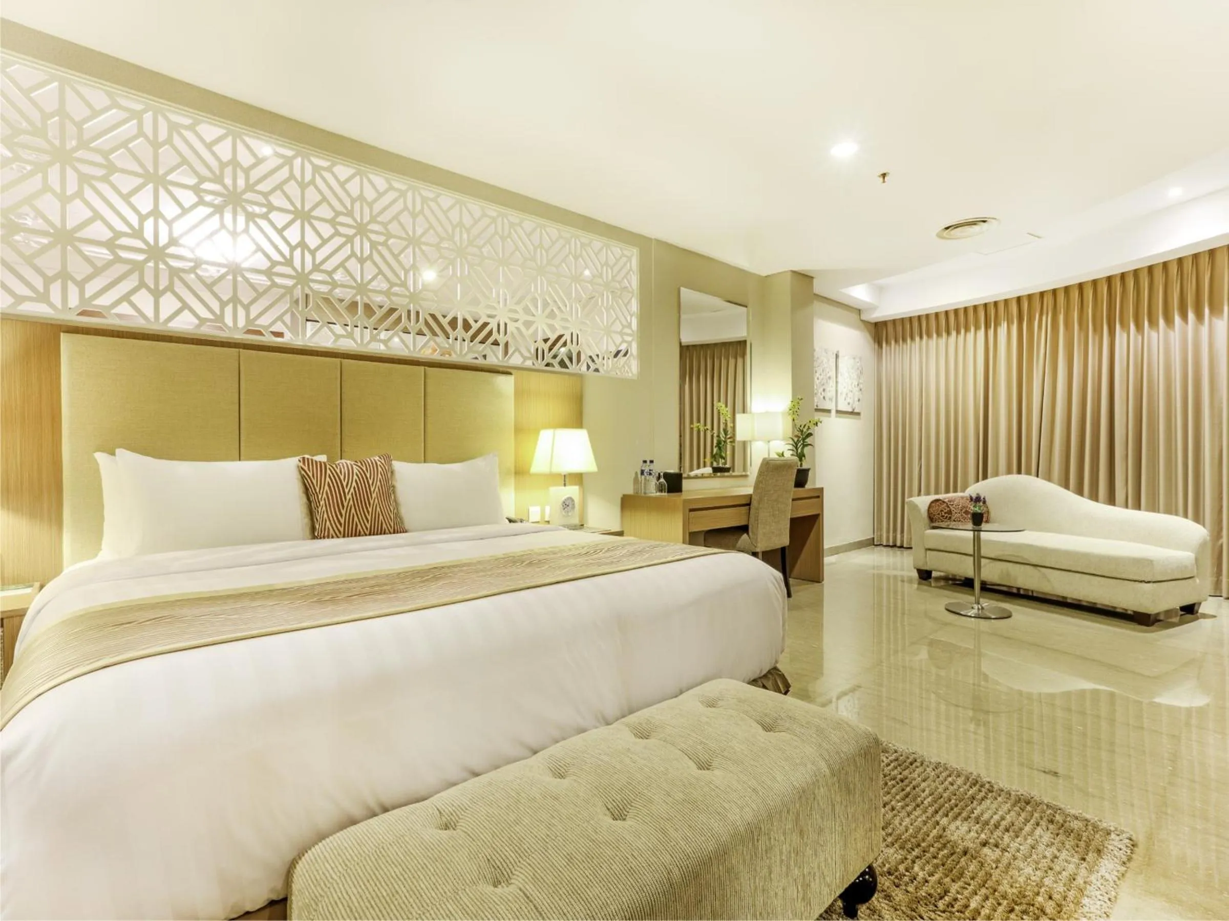 Photo of the whole room, Bed in BW Suite Belitung