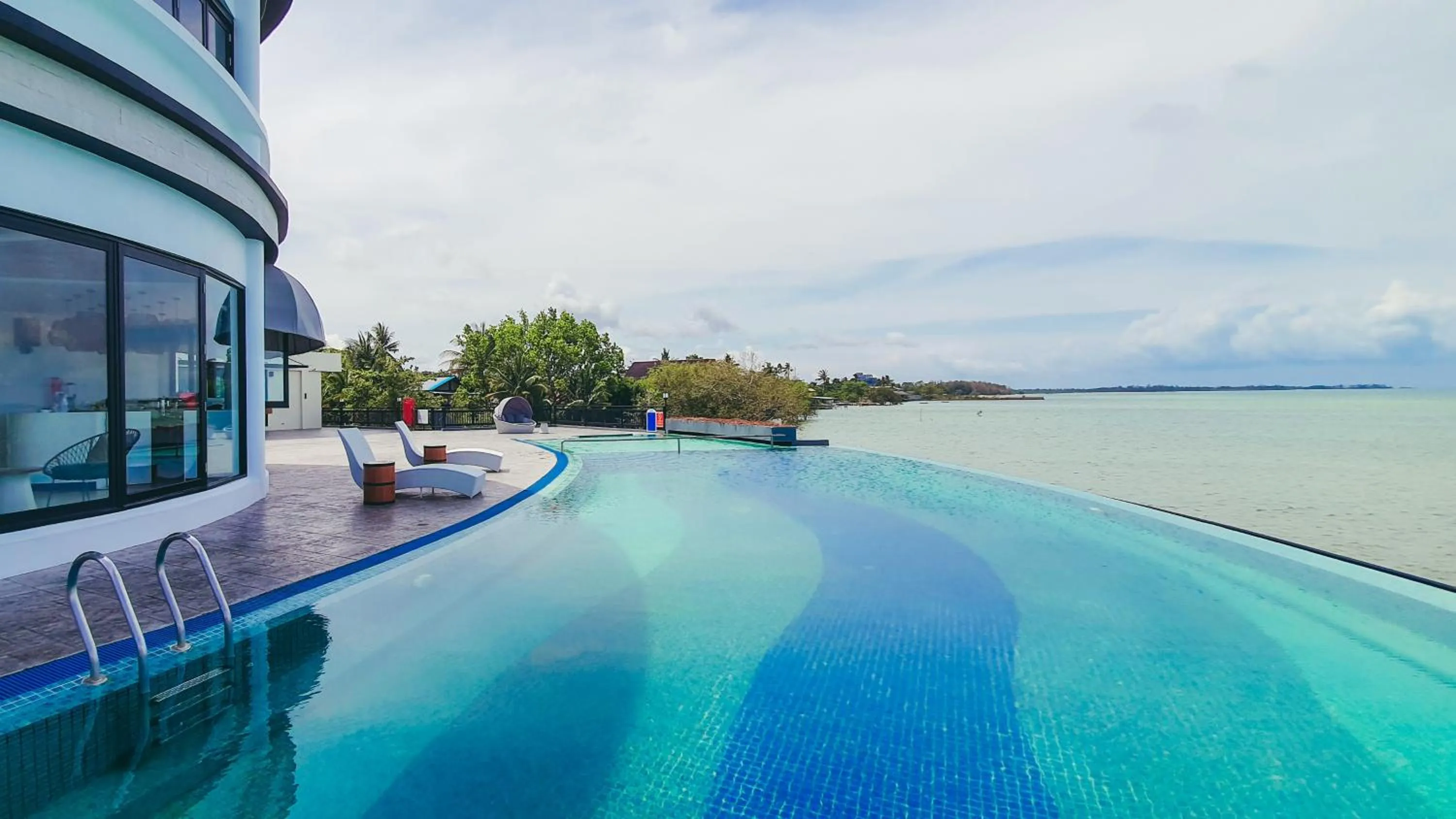 Swimming pool in BW Suite Belitung