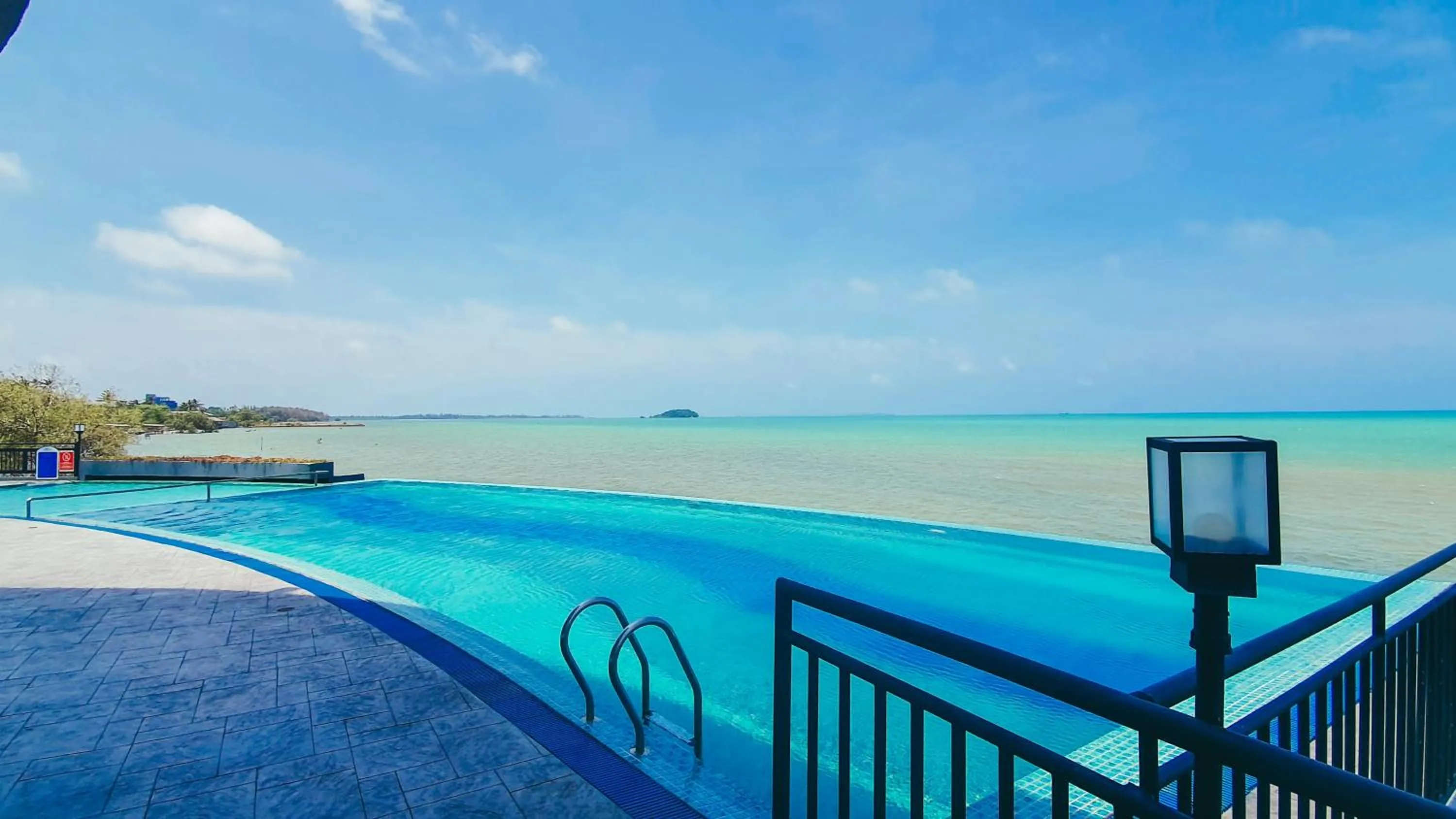 Swimming pool in BW Suite Belitung