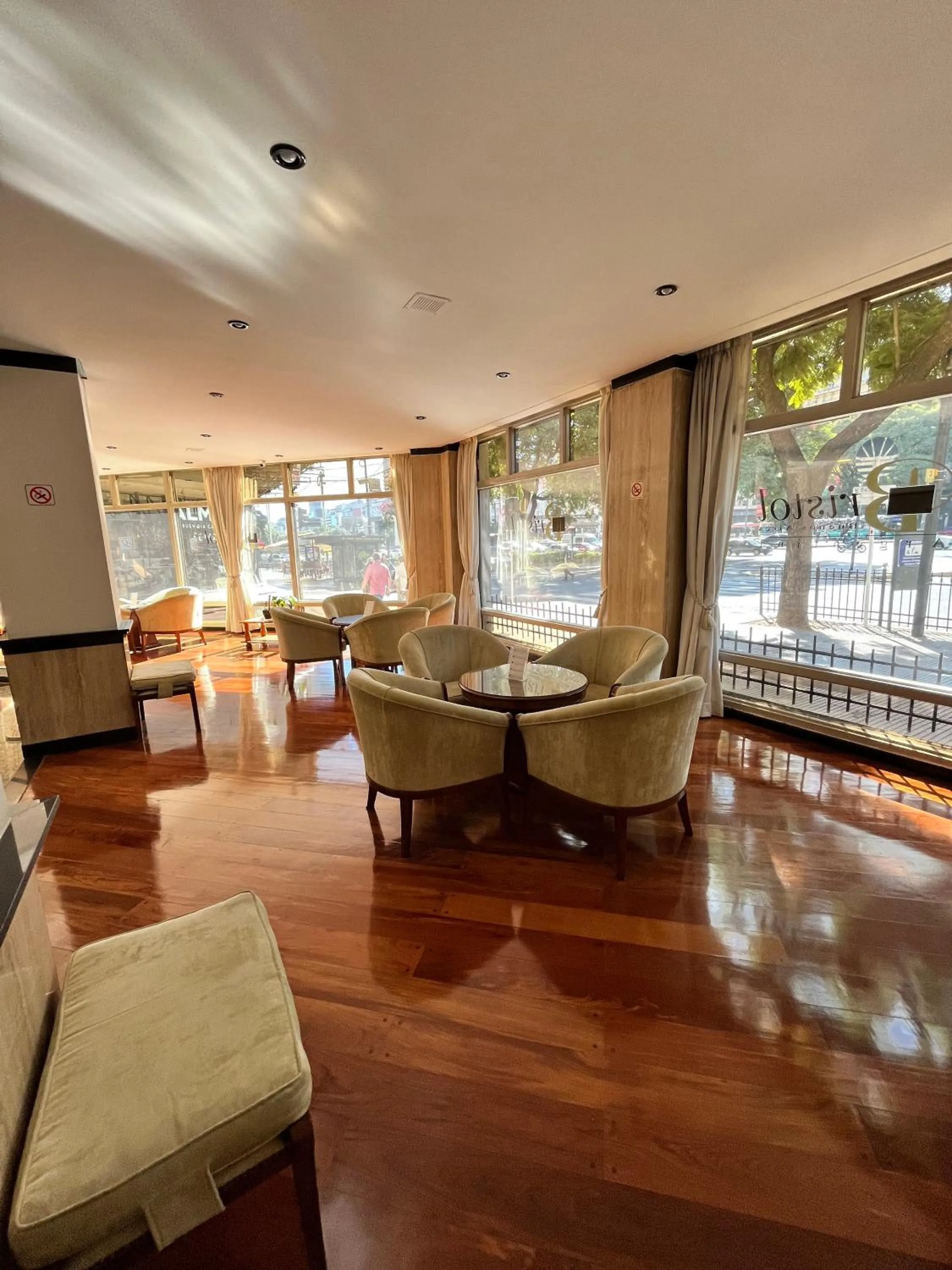 Living room in Bristol Hotel