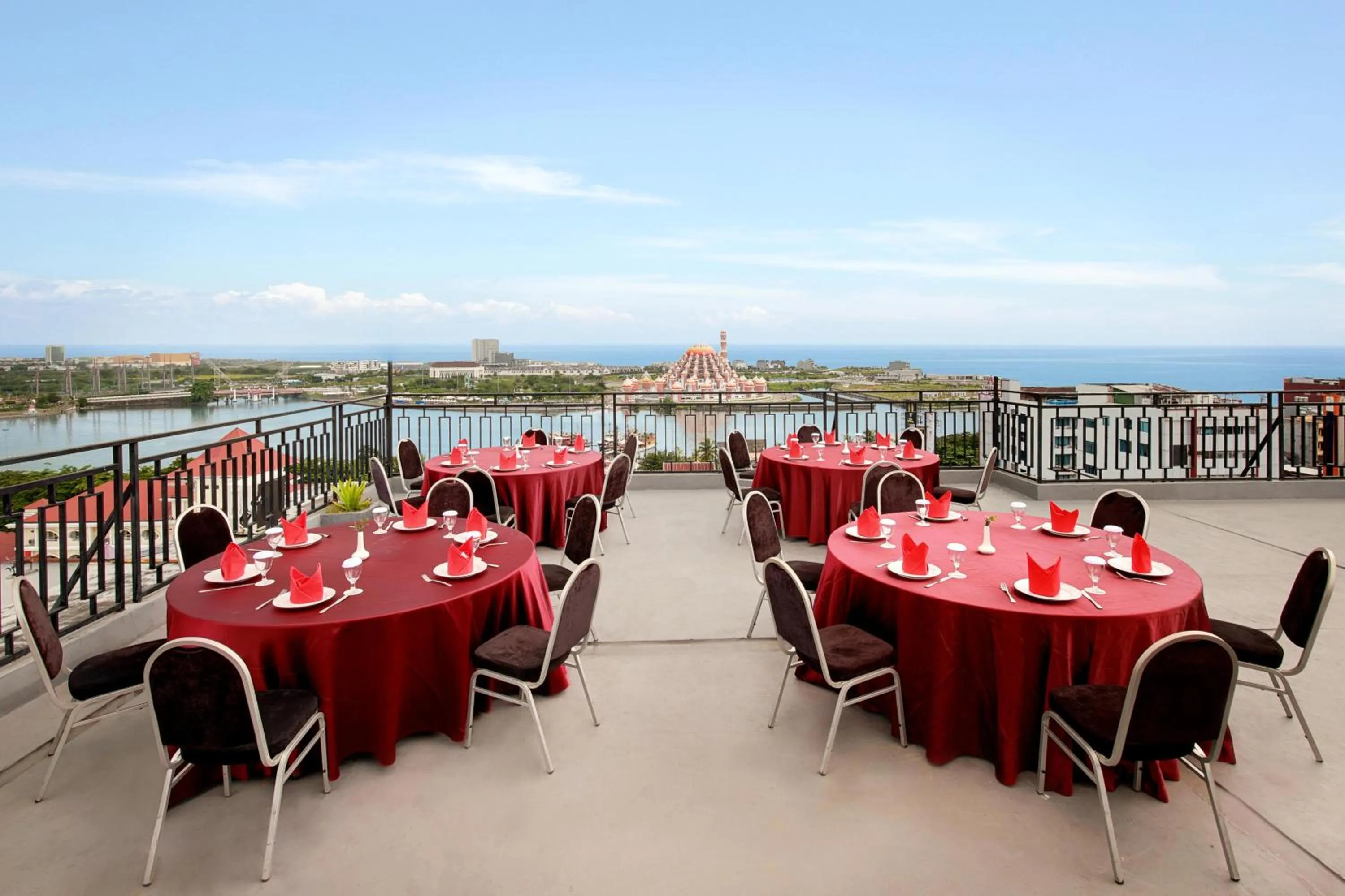 Restaurant/places to eat in favehotel - Pantai Losari Makassar