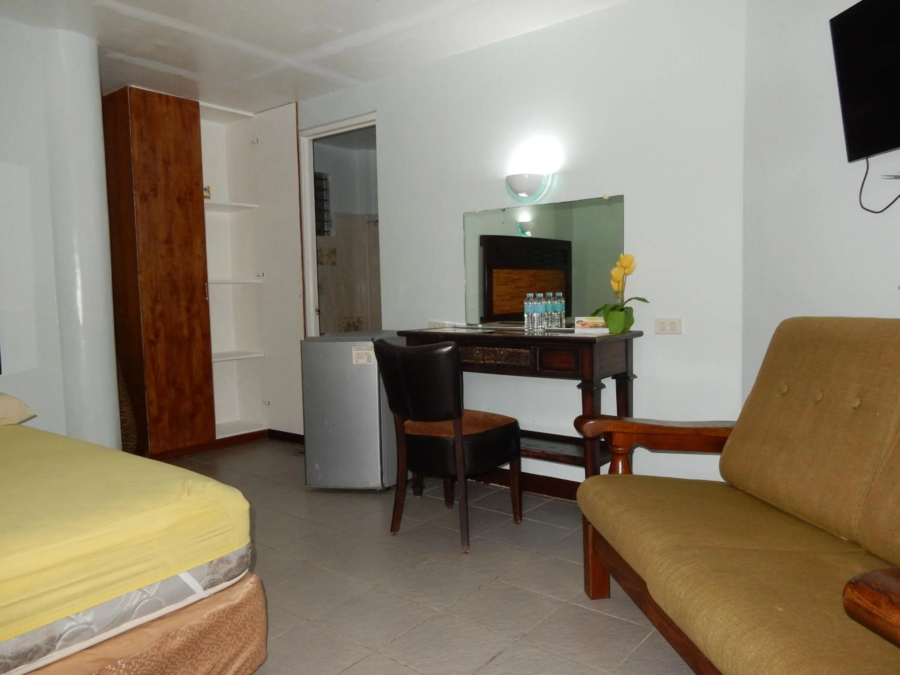 Living room, Bed in Oslob Seafari Resort