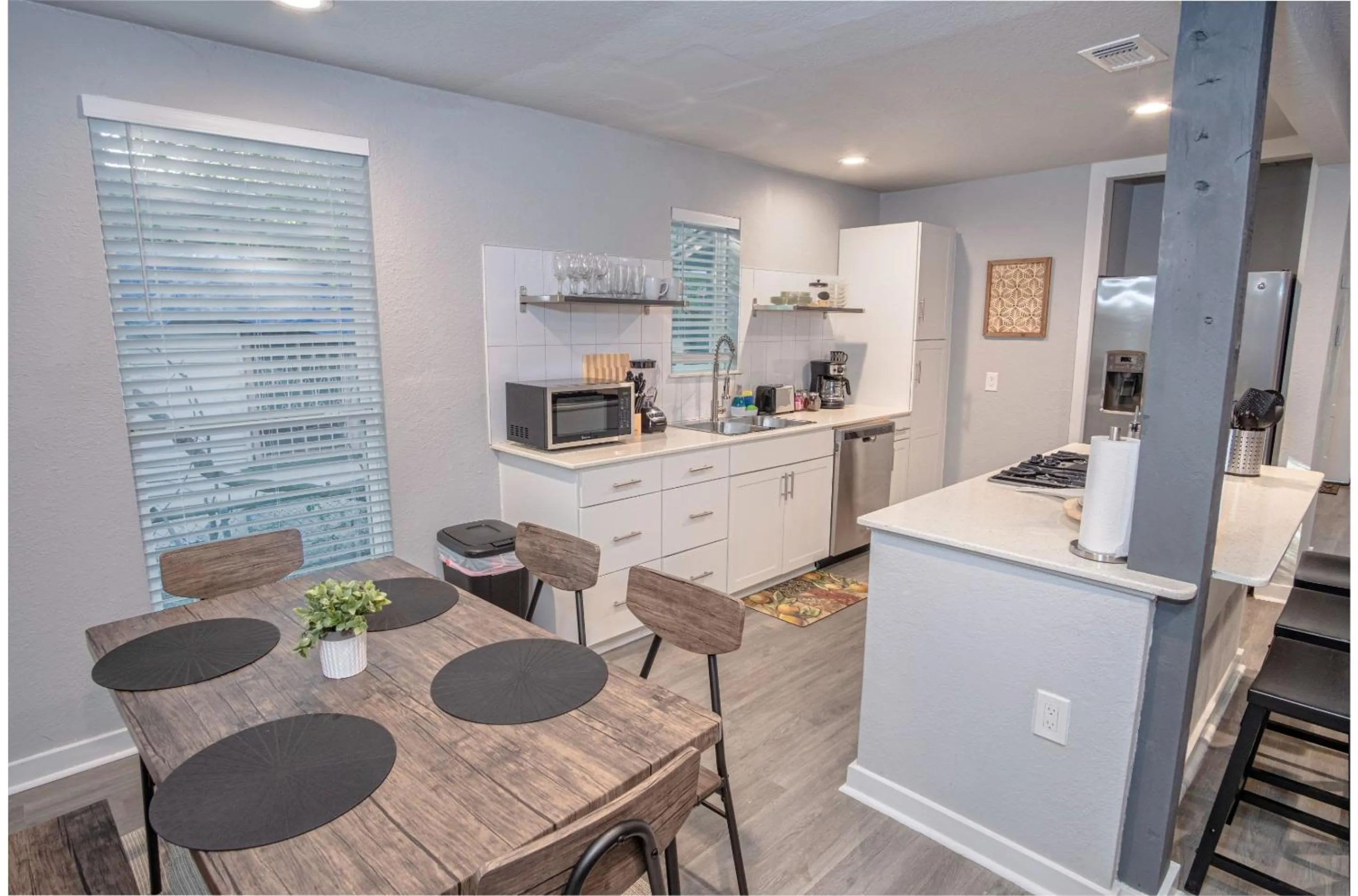 Kitchen or kitchenette in Stylish 4 Br2Ba Renovated Home Near Downtown