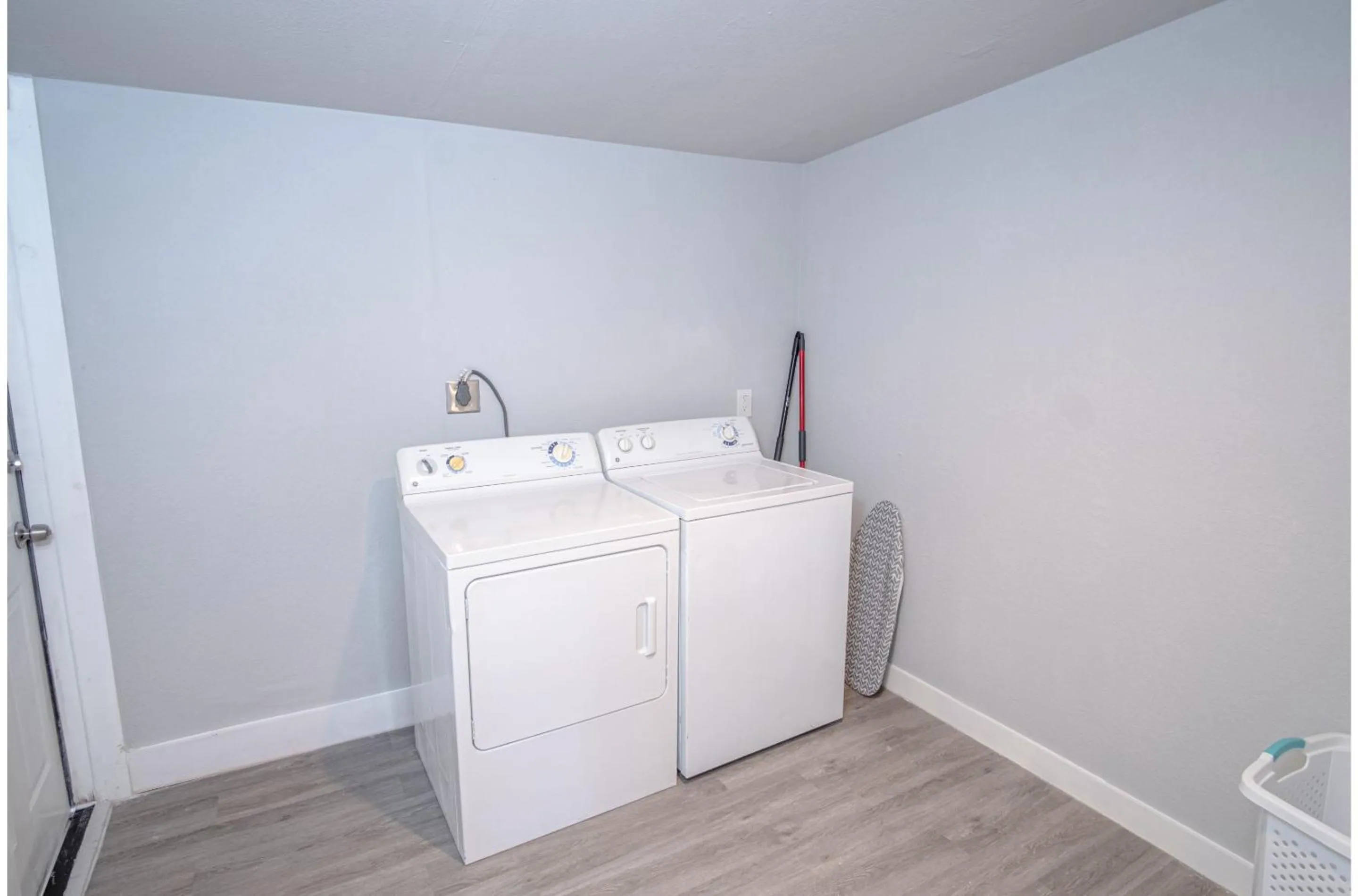 laundry in Stylish 4 Br2Ba Renovated Home Near Downtown