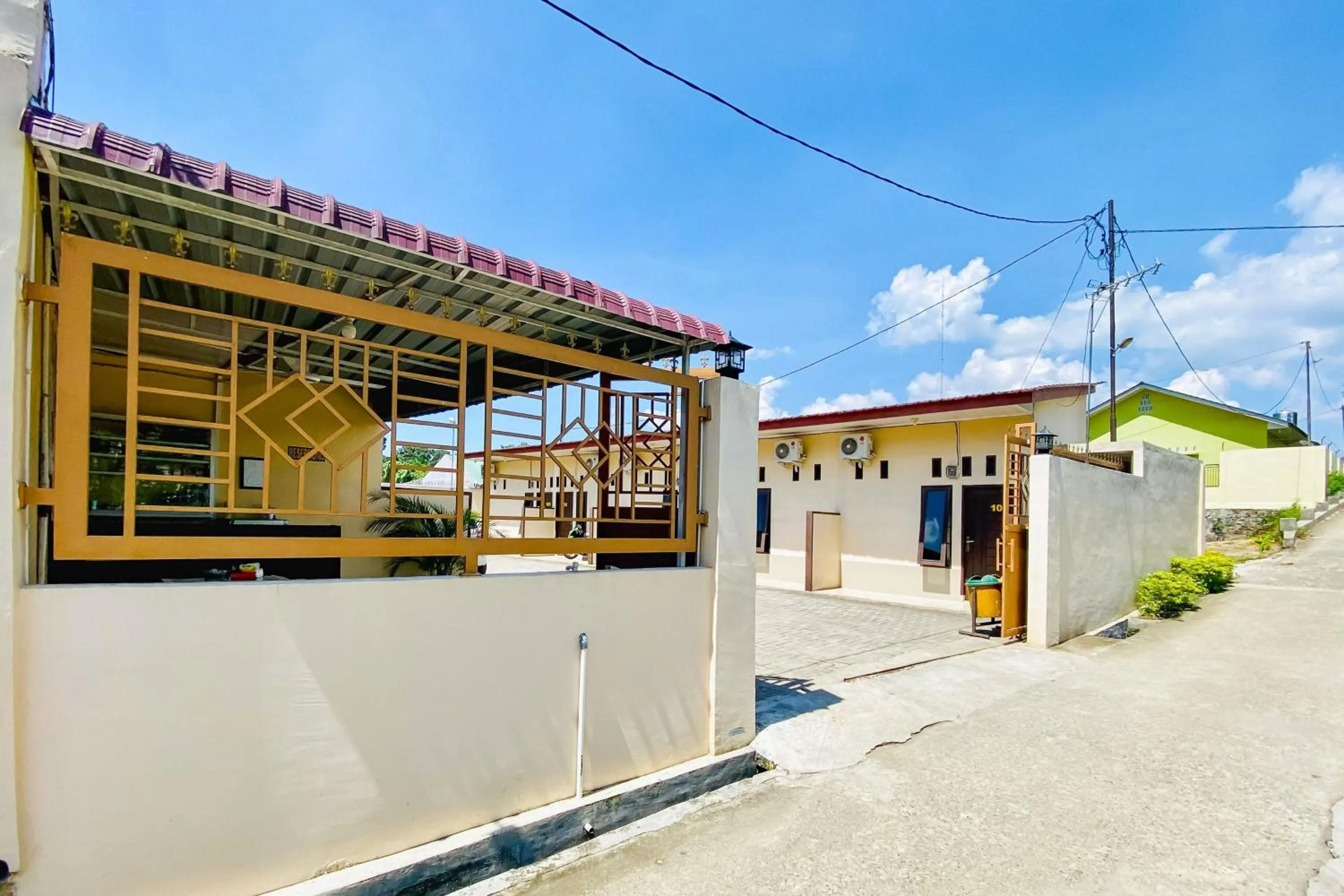Facade/entrance in RedDoorz at Shine Guest House Tebing Tinggi