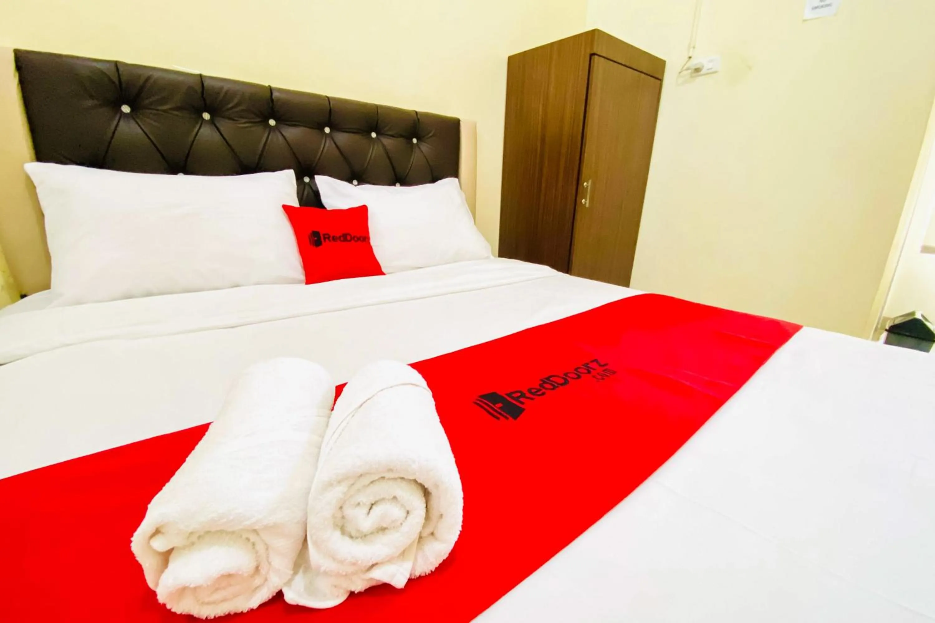 Bedroom, Bed in RedDoorz at Shine Guest House Tebing Tinggi