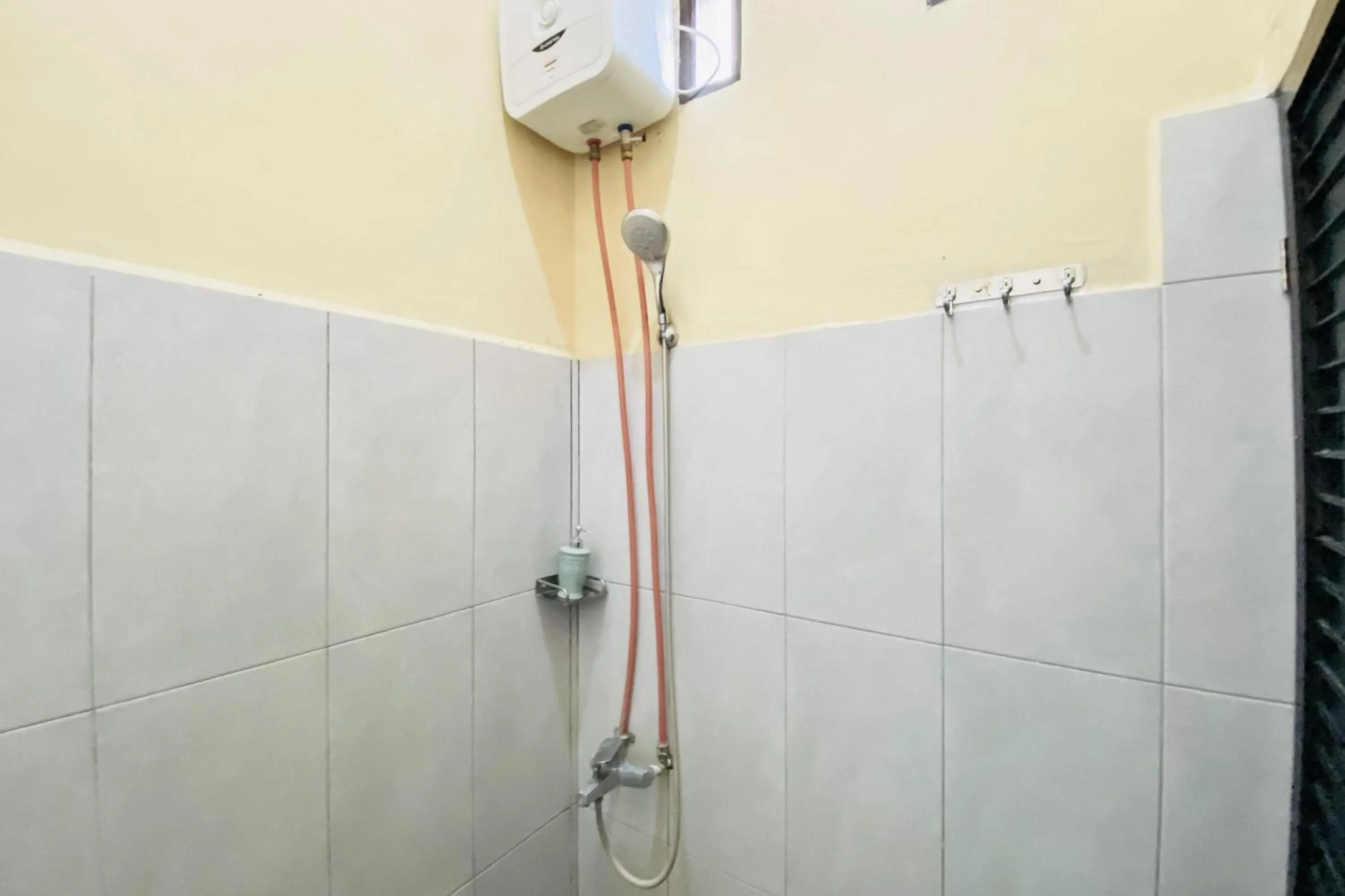 Bathroom in RedDoorz at Shine Guest House Tebing Tinggi