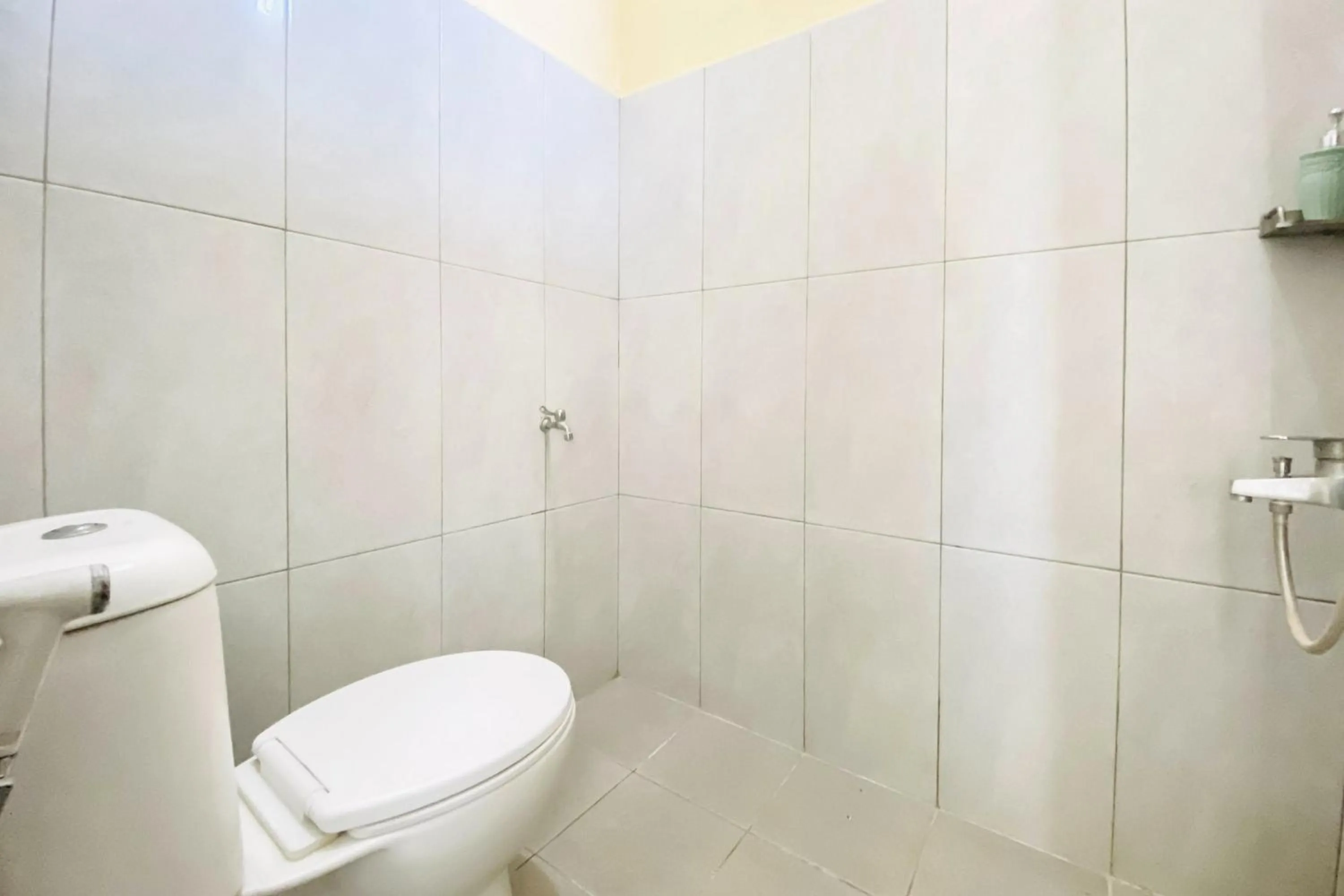 Bathroom in RedDoorz at Shine Guest House Tebing Tinggi