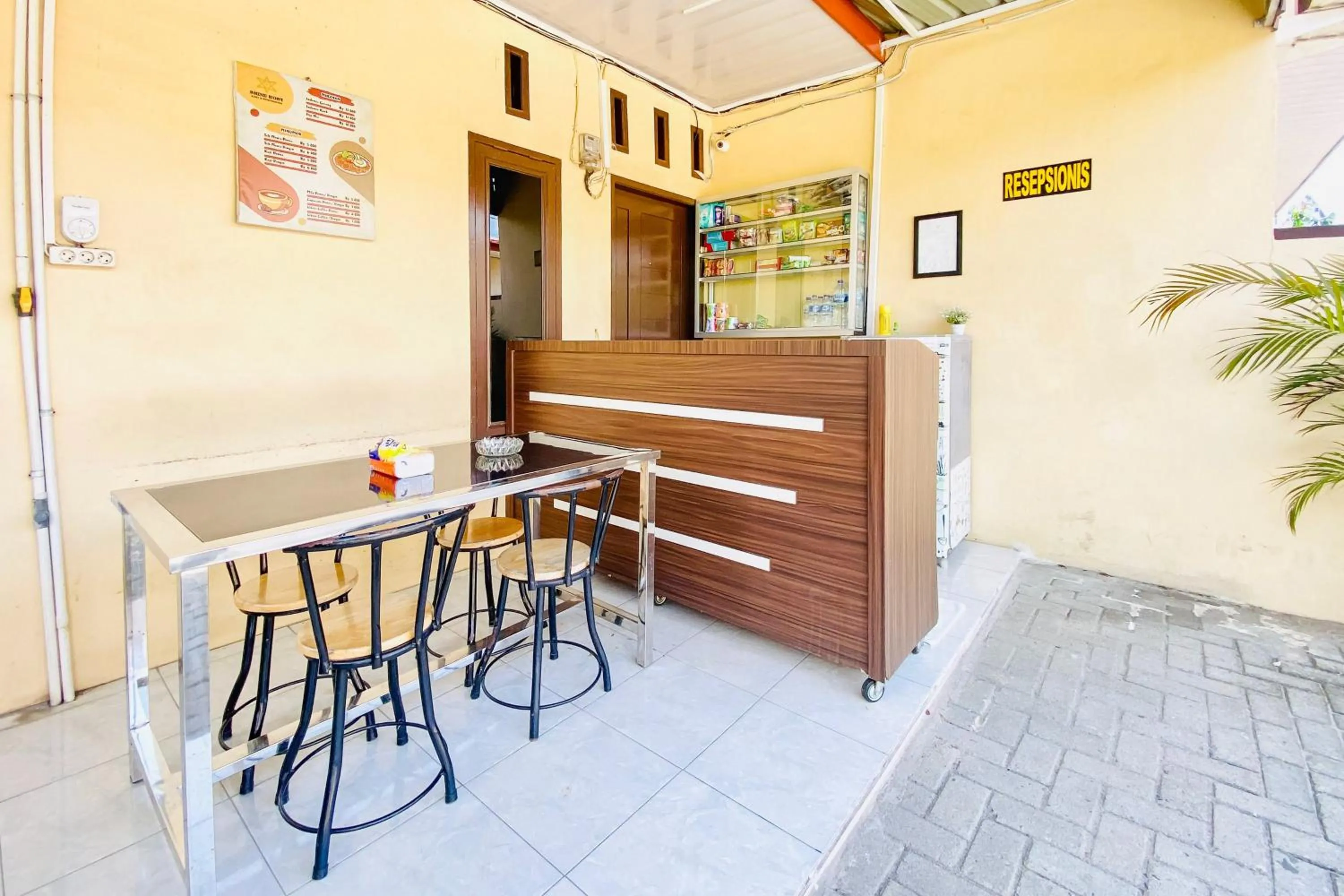 Lobby or reception in RedDoorz at Shine Guest House Tebing Tinggi