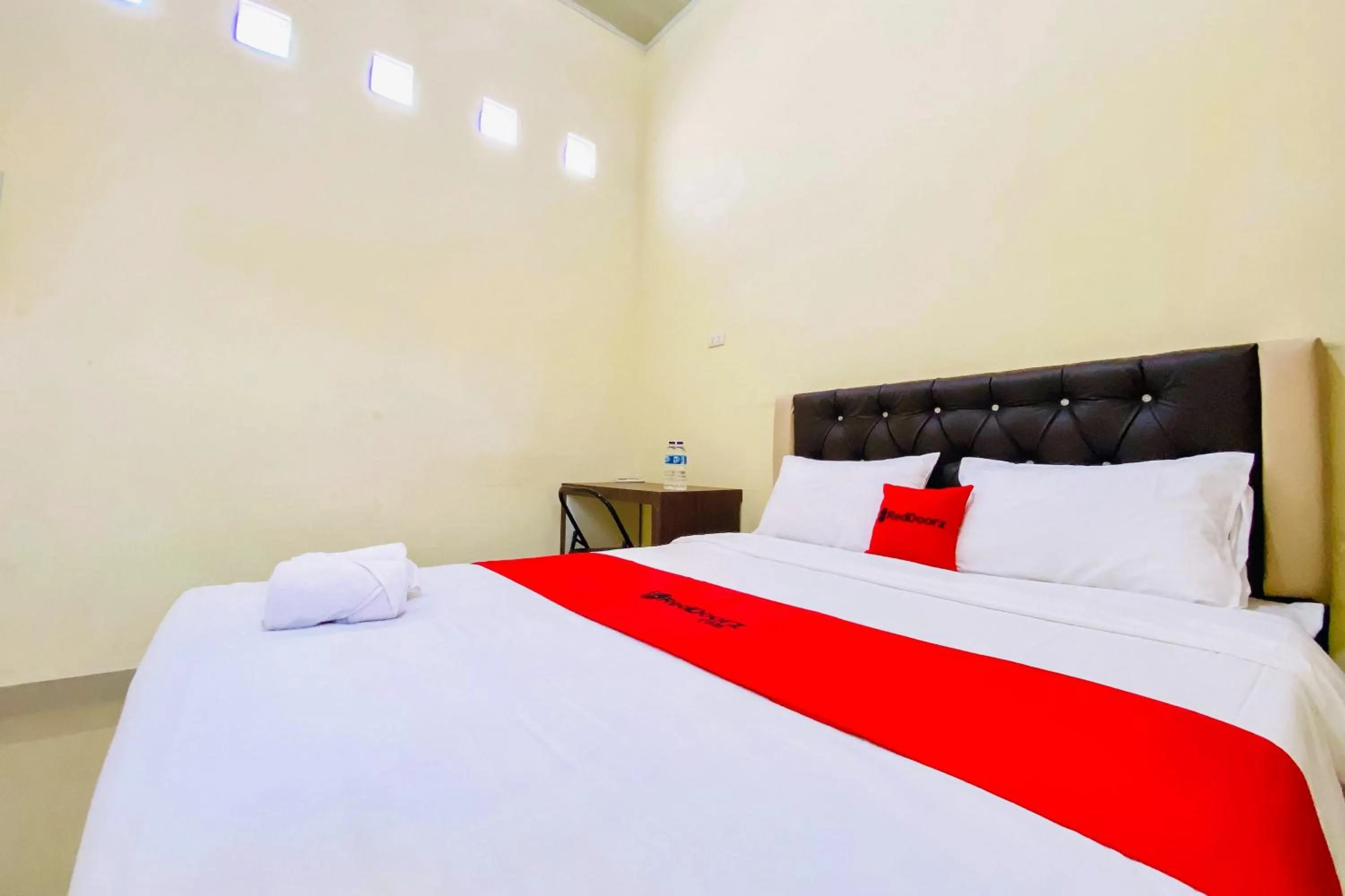 Bedroom, Bed in RedDoorz at Shine Guest House Tebing Tinggi