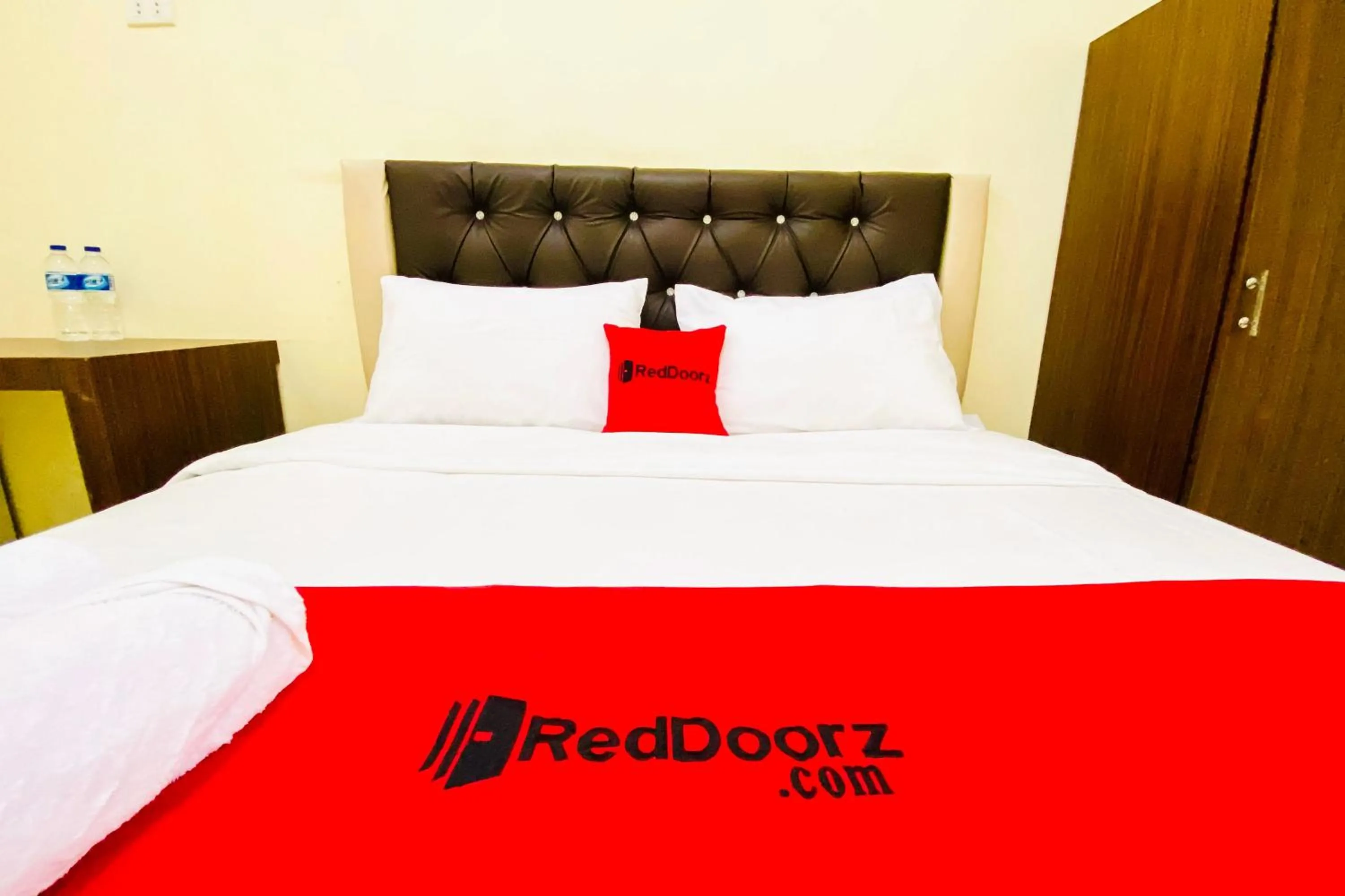 Bedroom, Bed in RedDoorz at Shine Guest House Tebing Tinggi