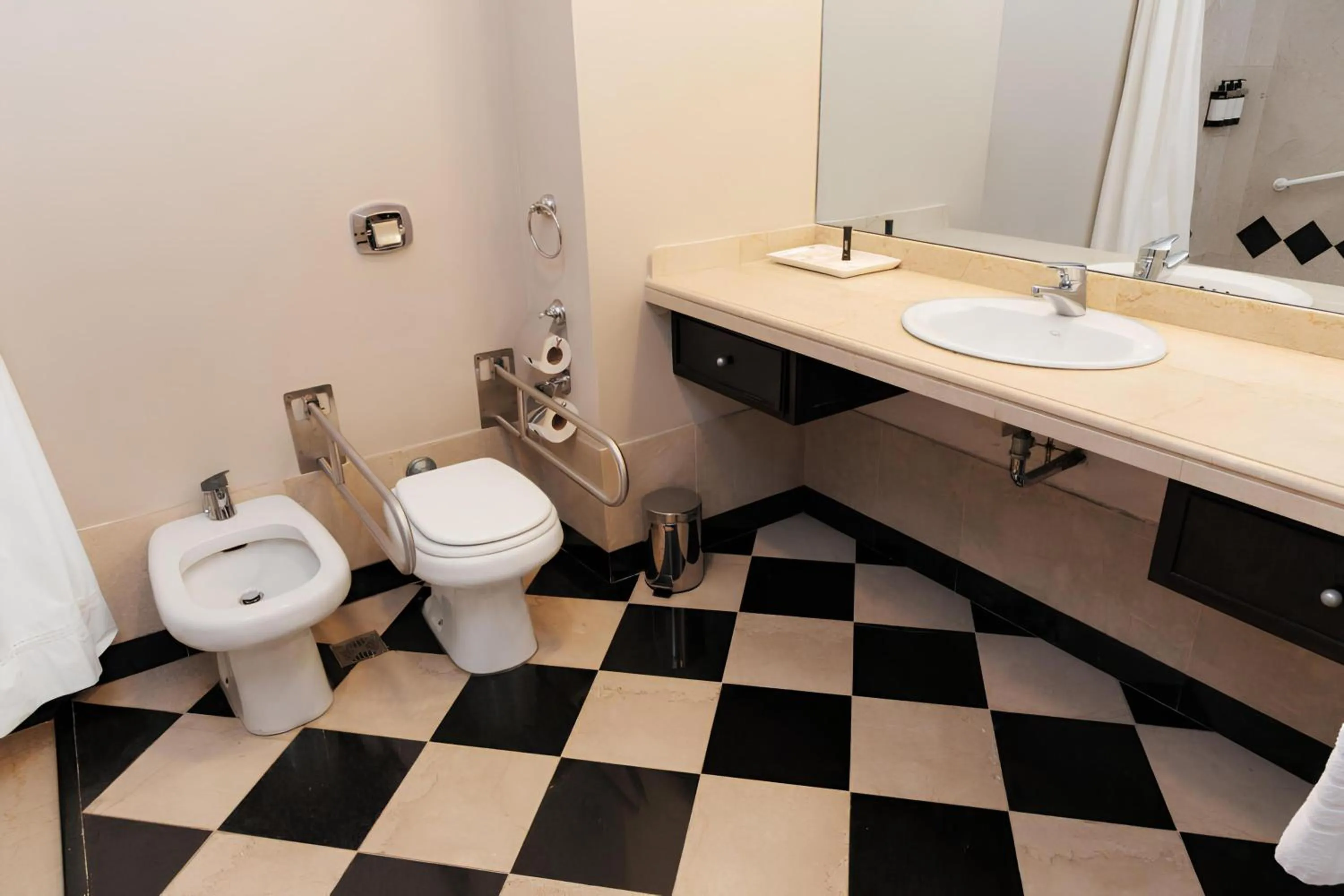 Photo of the whole room in Doubletree By Hilton Buenos Aires