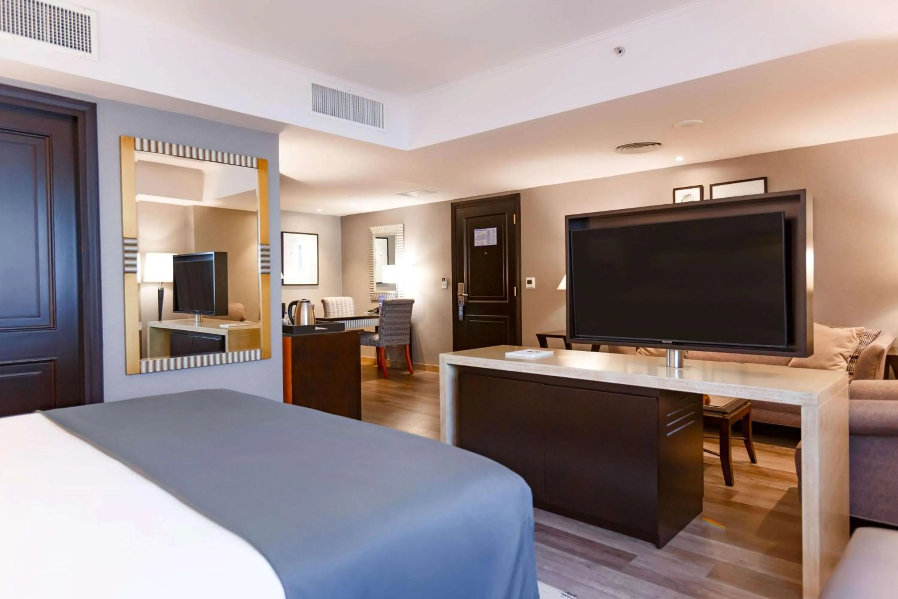 Photo of the whole room, Bed in Doubletree By Hilton Buenos Aires