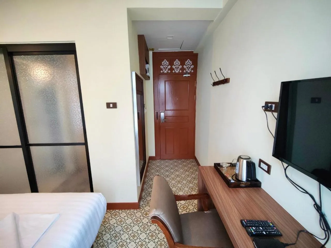 Photo of the whole room, Bed in Baan Chao Khun Hotel