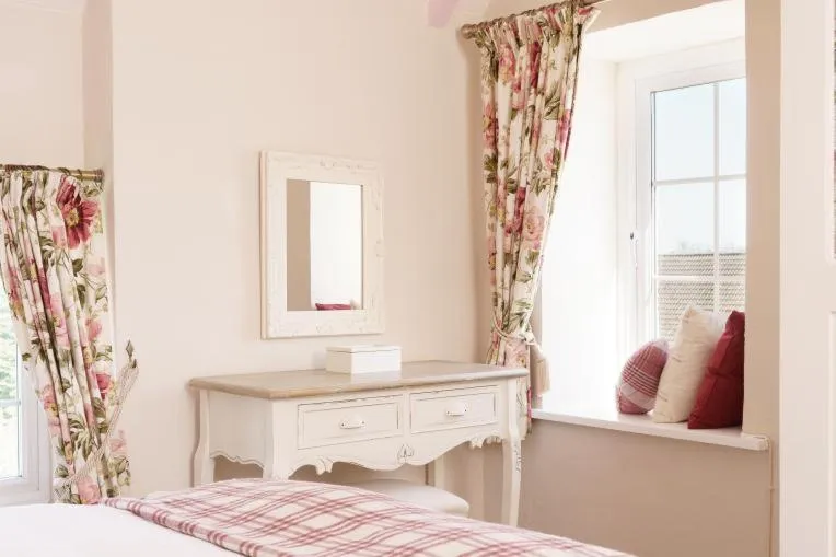 Floor plan, Bed in Windy Ridge Cottage - 5 Bedroom Holiday Home - Oxwich