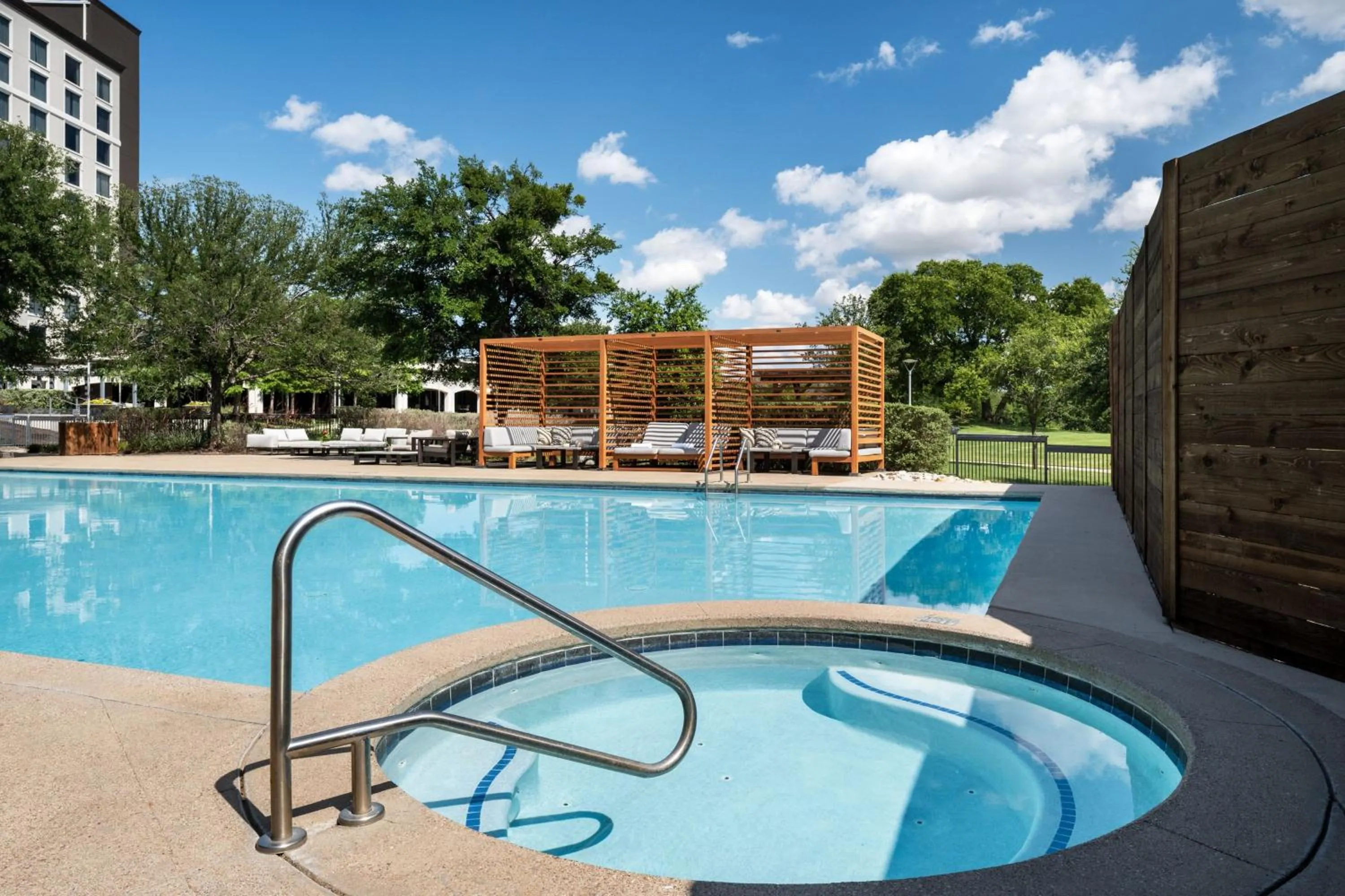 Swimming pool in Dallas/Fort Worth Marriott Hotel & Golf Club at Champions Circle