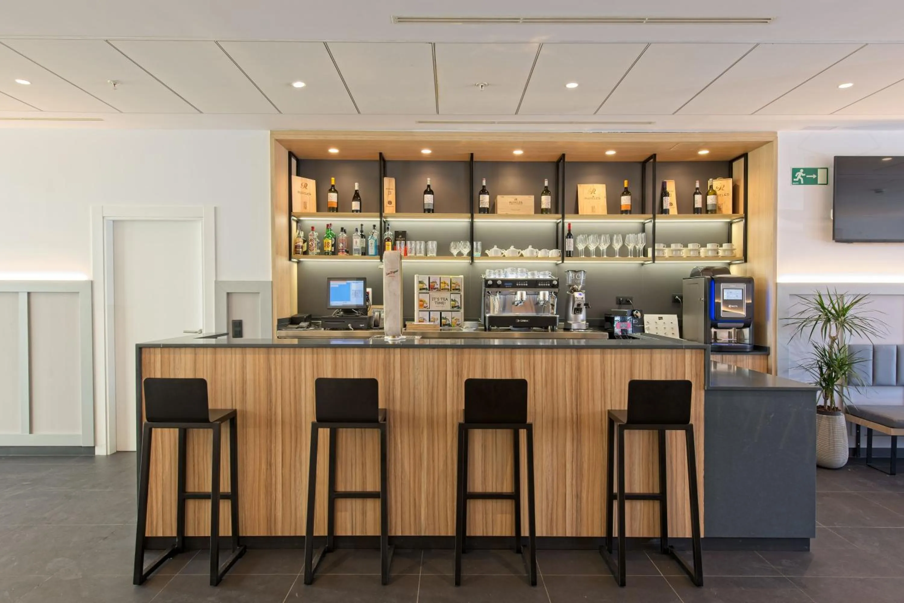 Lounge or bar in DWO Yuste Alcalá