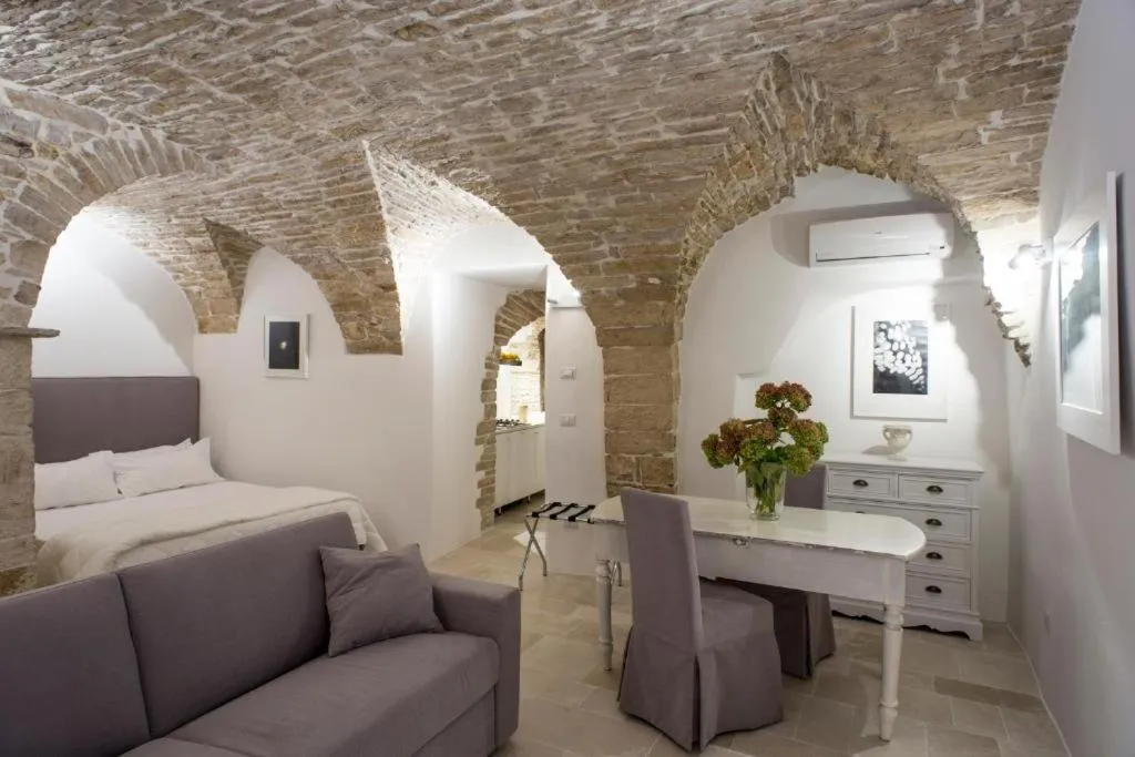 Living room, Bed in LE SUITES AL TORRIONE