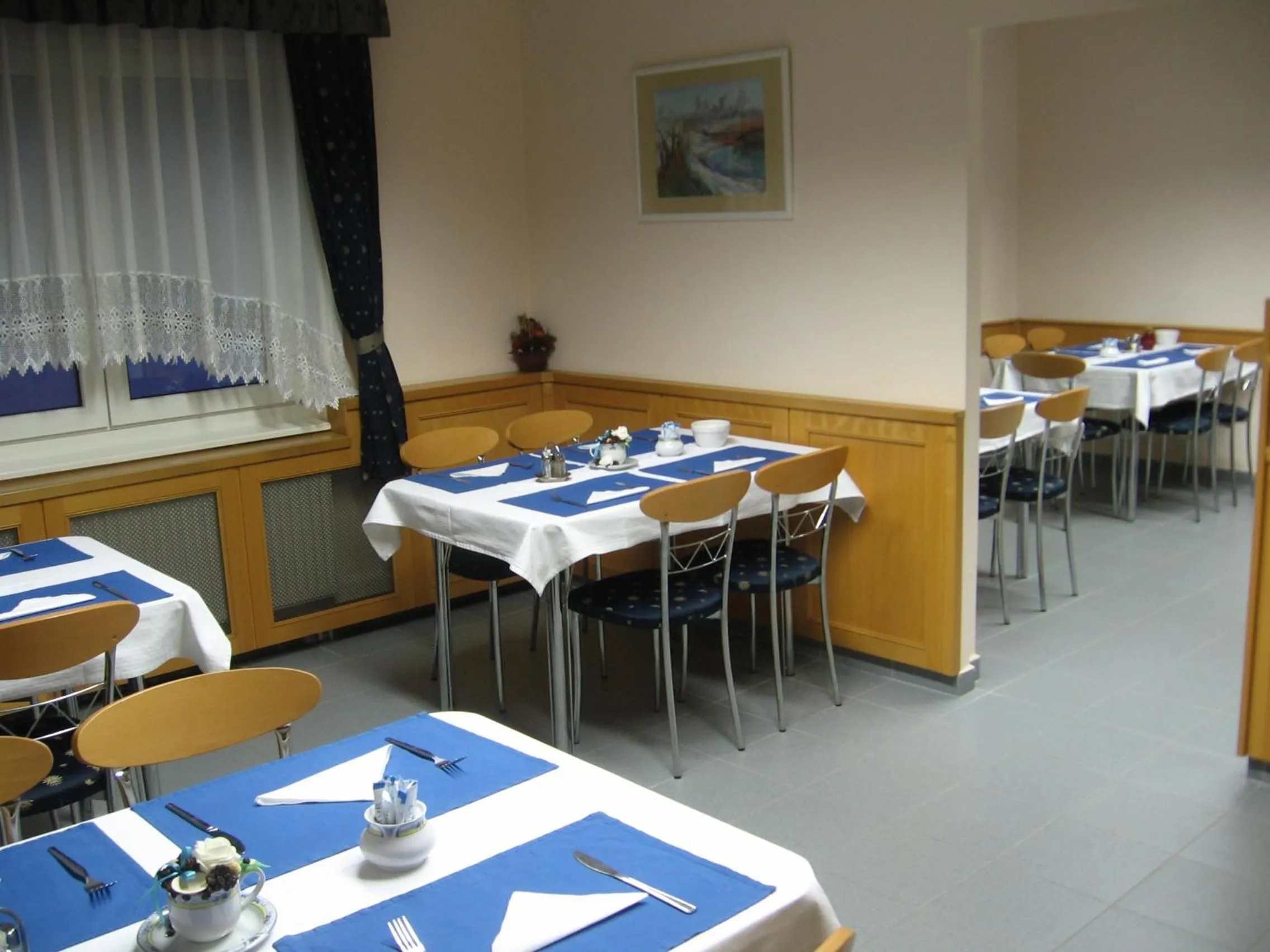 Restaurant/places to eat in Leier Business Hotel