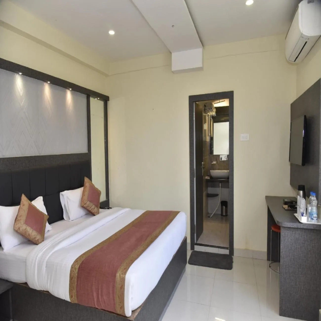 Bed in Hotel Tridev Grand