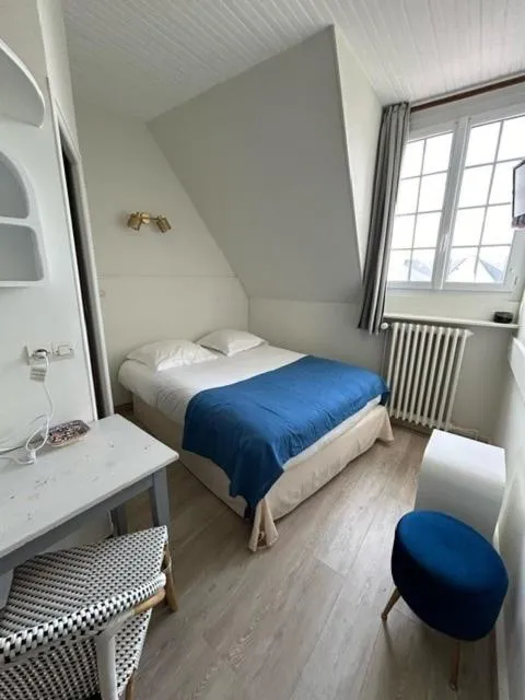 Bed in Hôtel De La Mer - Deauville Blonville - Boutique Hôtel de charme vue Mer ou Campagne - Accès direct plage