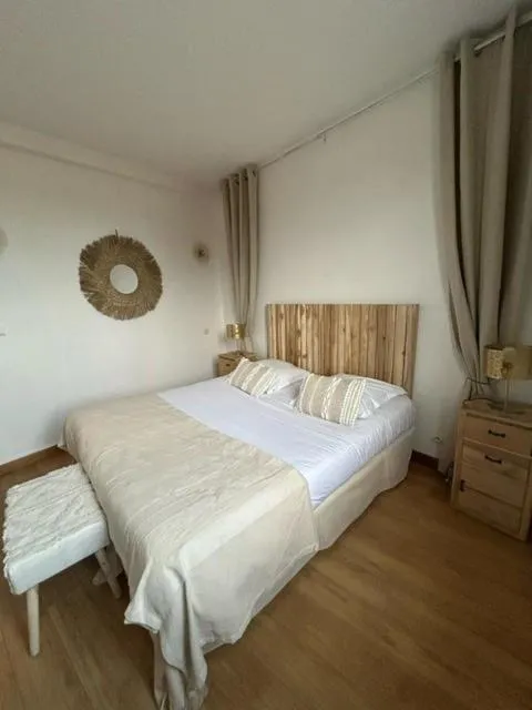 Bed in Hôtel De La Mer - Deauville Blonville - Boutique Hôtel de charme vue Mer ou Campagne - Accès direct plage