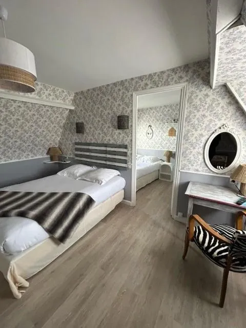 Bed in Hôtel De La Mer - Deauville Blonville - Boutique Hôtel de charme vue Mer ou Campagne - Accès direct plage