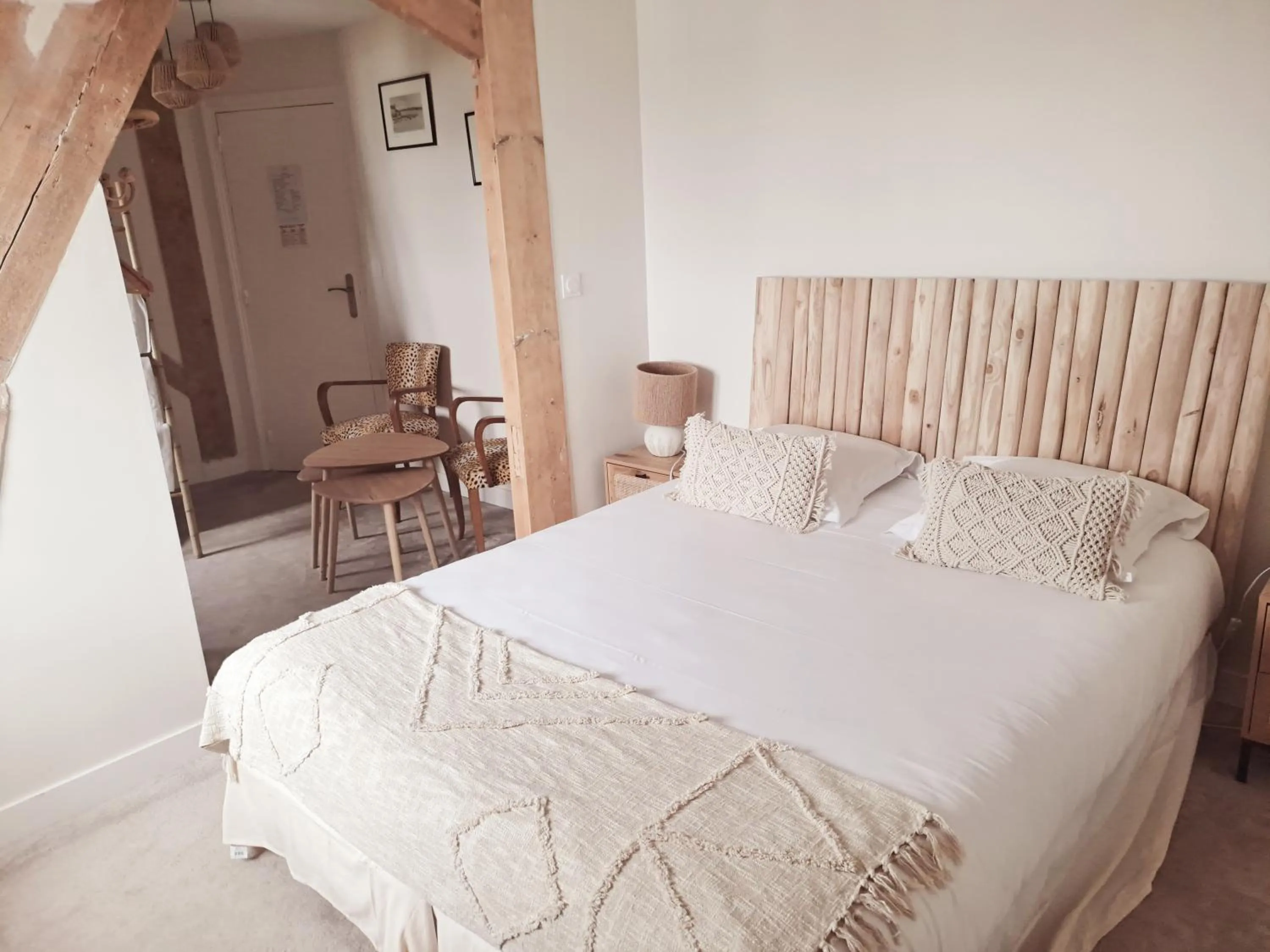 Bed in Hôtel De La Mer - Deauville Blonville - Boutique Hôtel de charme vue Mer ou Campagne - Accès direct plage