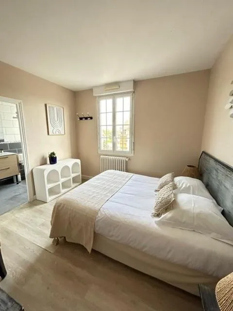 Bed in Hôtel De La Mer - Deauville Blonville - Boutique Hôtel de charme vue Mer ou Campagne - Accès direct plage