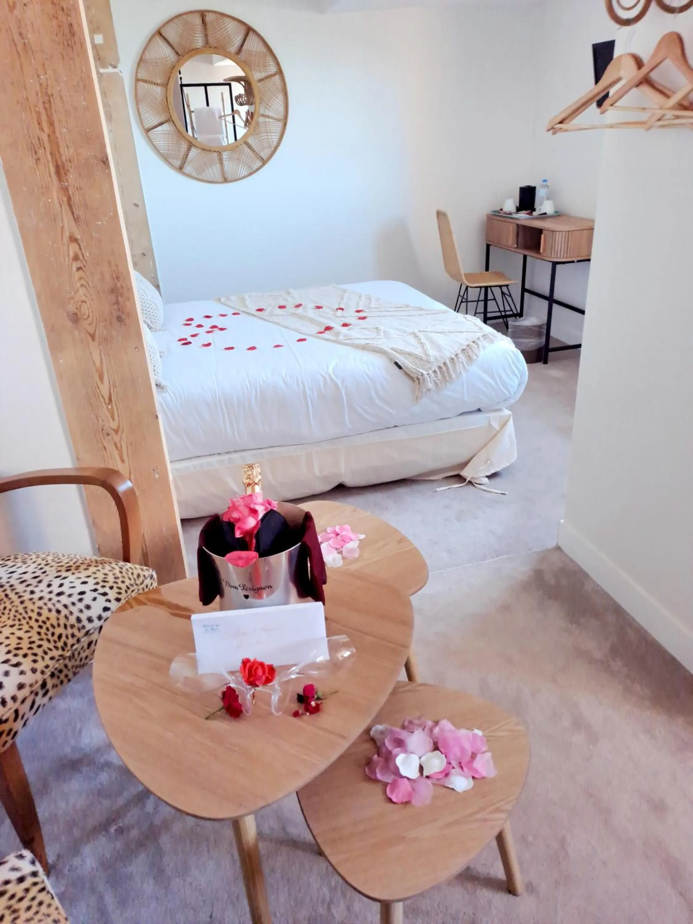 Bed in Hôtel De La Mer - Deauville Blonville - Boutique Hôtel de charme vue Mer ou Campagne - Accès direct plage