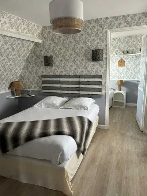 Bed in Hôtel De La Mer - Deauville Blonville - Boutique Hôtel de charme vue Mer ou Campagne - Accès direct plage