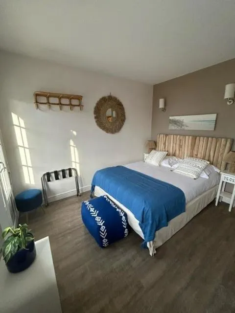 Bed in Hôtel De La Mer - Deauville Blonville - Boutique Hôtel de charme vue Mer ou Campagne - Accès direct plage