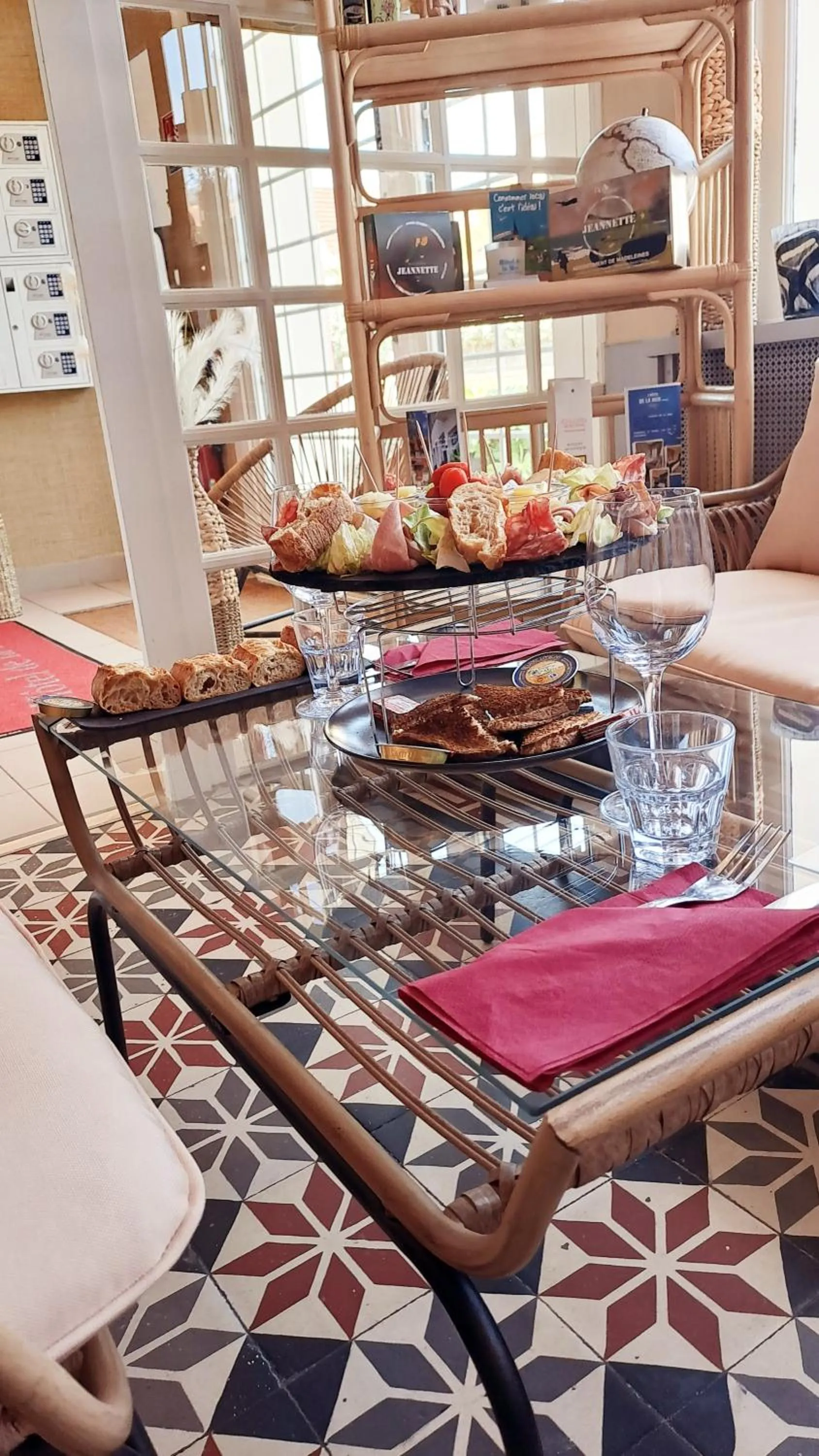 Living room in Hôtel De La Mer - Deauville Blonville - Boutique Hôtel de charme vue Mer ou Campagne - Accès direct plage