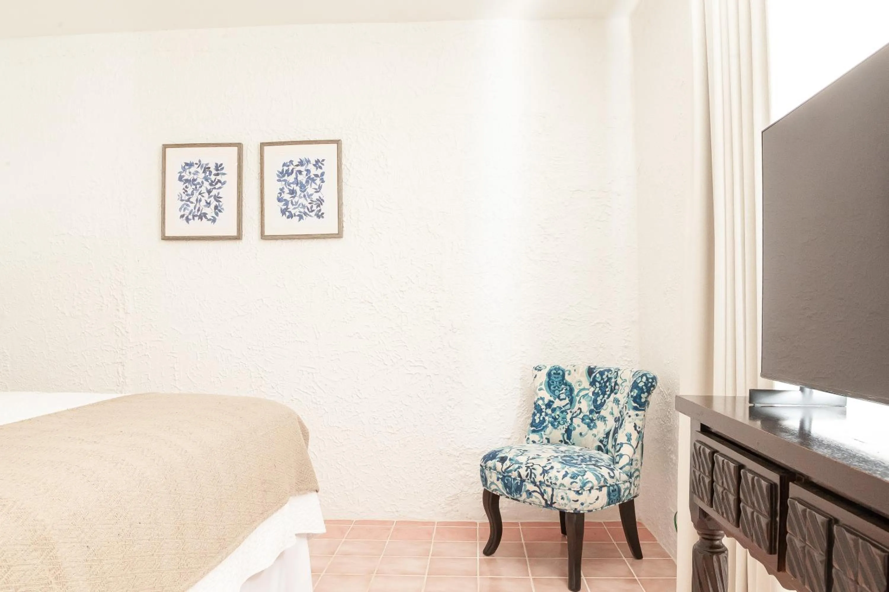 Seating area, Bed in Angeli Gardens Boutique Hotel