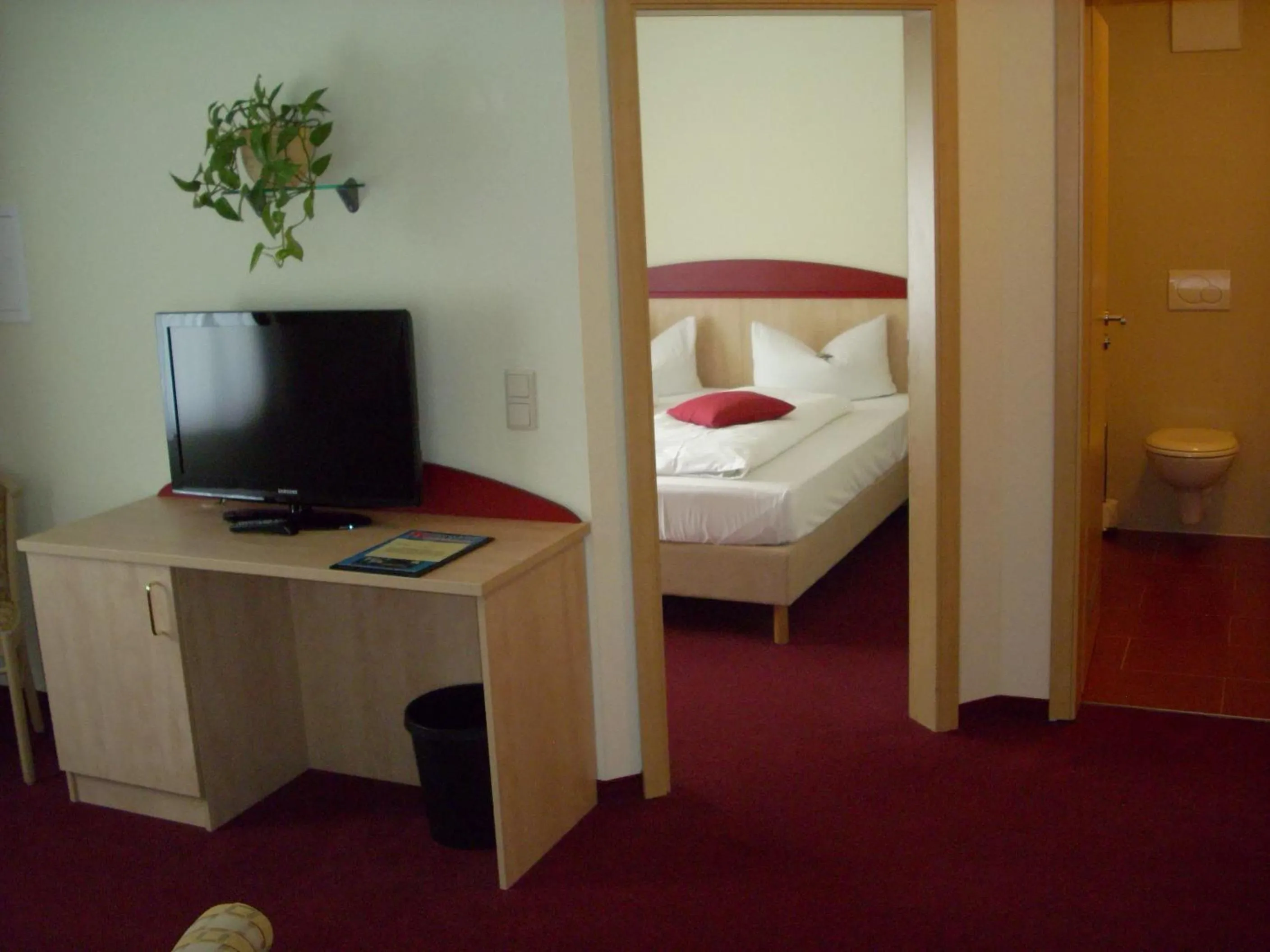 Photo of the whole room, Bed in Seehotel Weit Meer