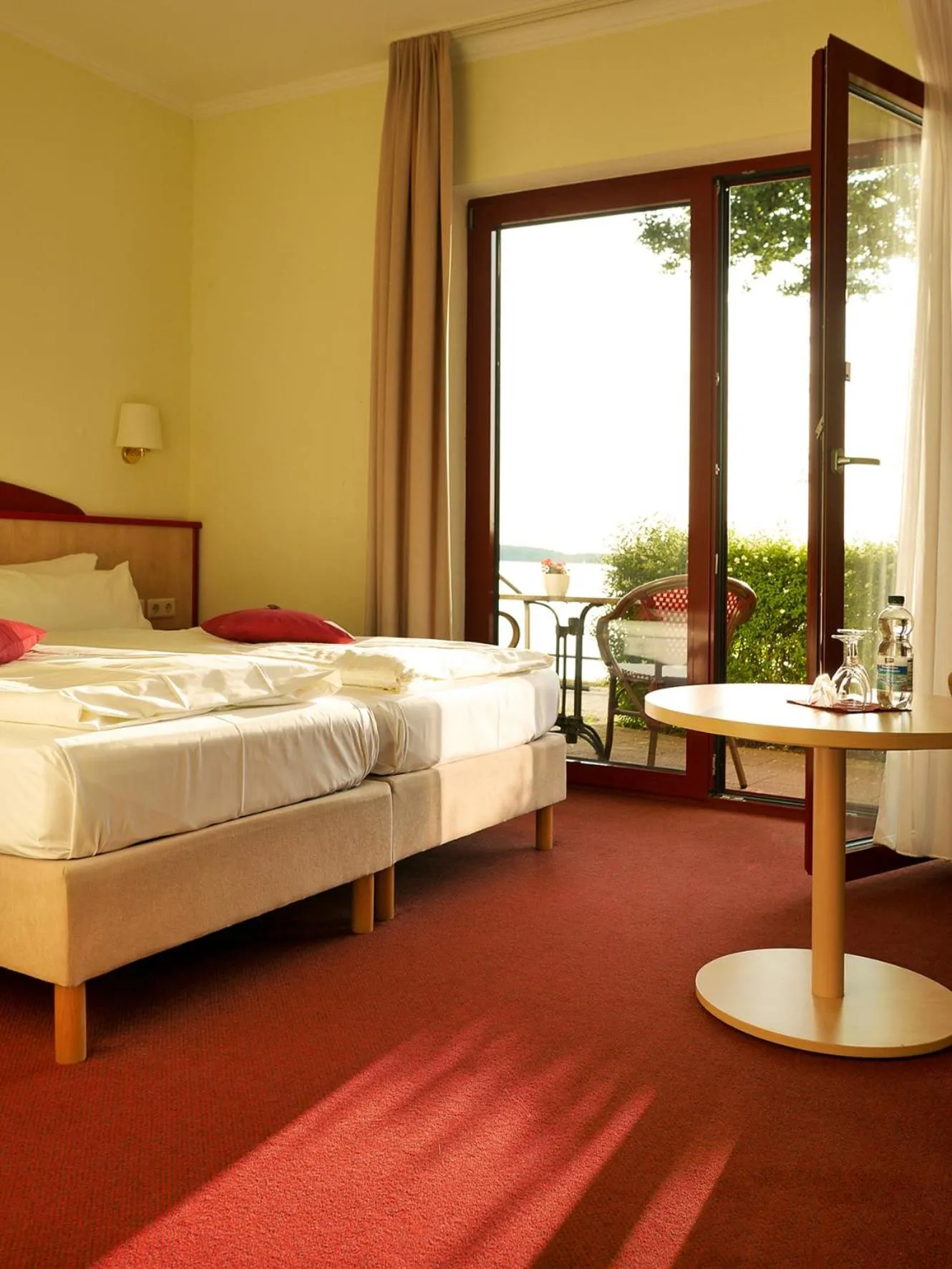 Lake view, Bed in Seehotel Weit Meer